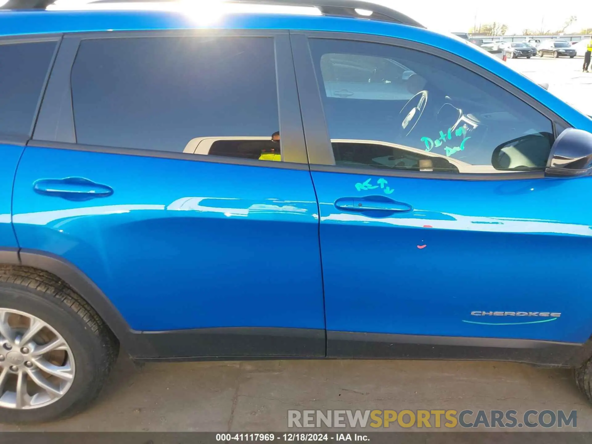 13 Photograph of a damaged car 1C4PJLMX2ND524156 JEEP CHEROKEE 2022
