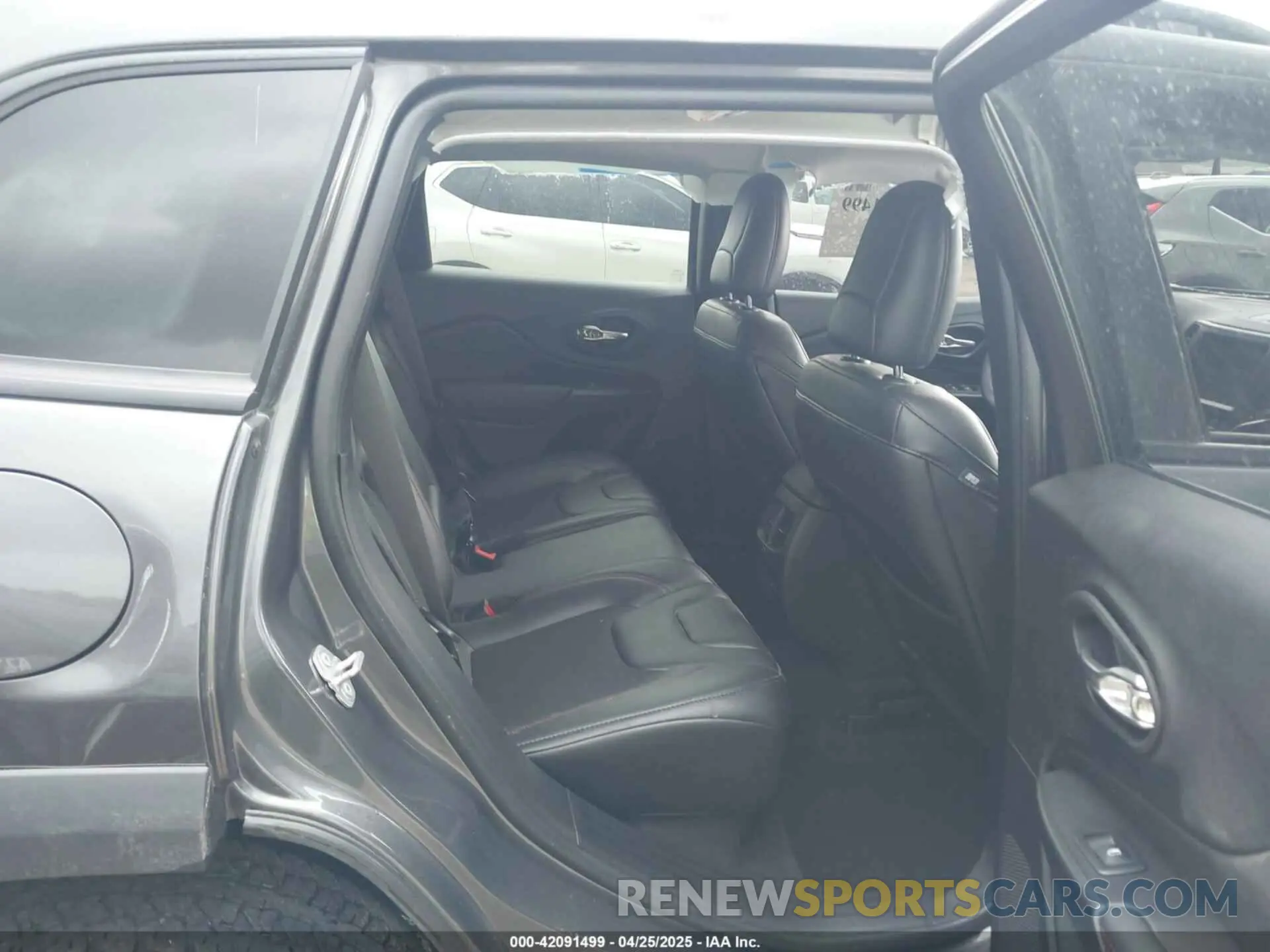 8 Photograph of a damaged car 1C4PJMBX5ND518361 JEEP CHEROKEE 2022