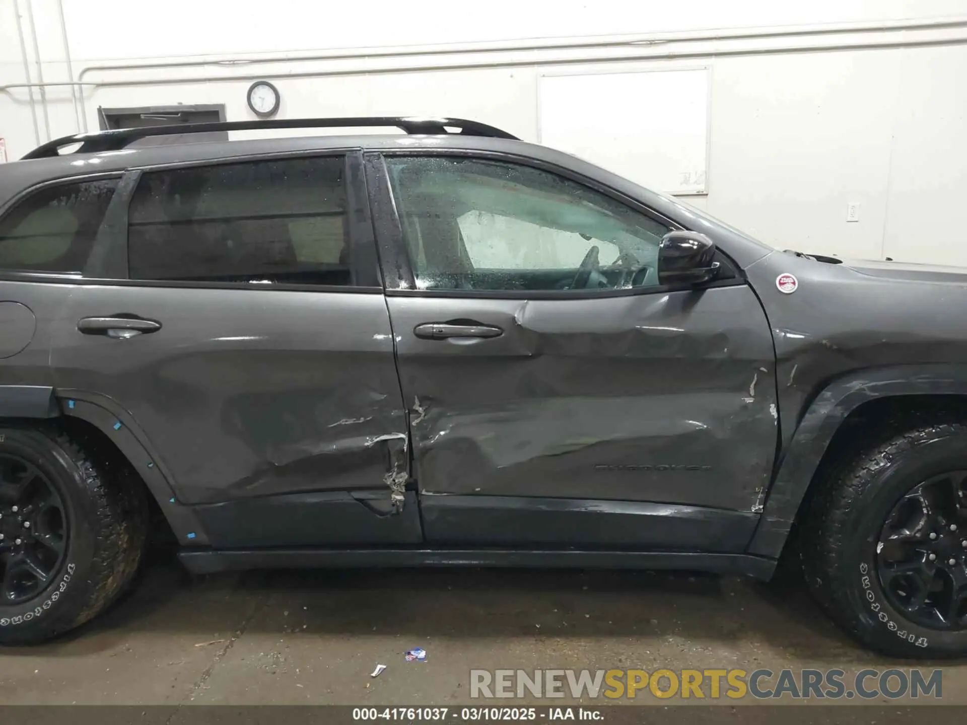 13 Photograph of a damaged car 1C4PJMBX9ND514703 JEEP CHEROKEE 2022
