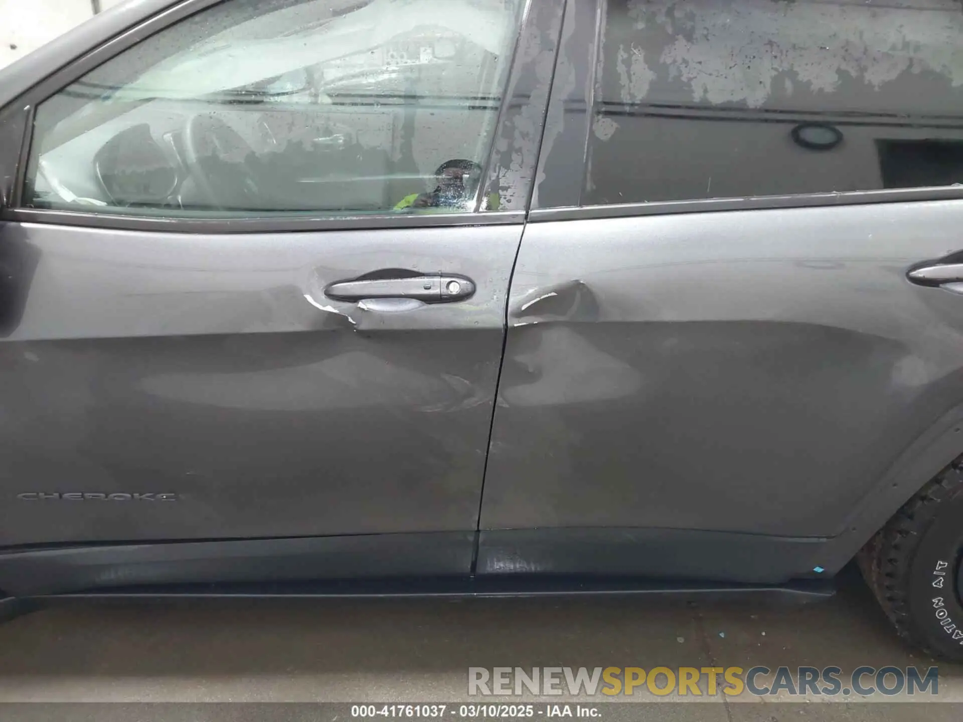 14 Photograph of a damaged car 1C4PJMBX9ND514703 JEEP CHEROKEE 2022