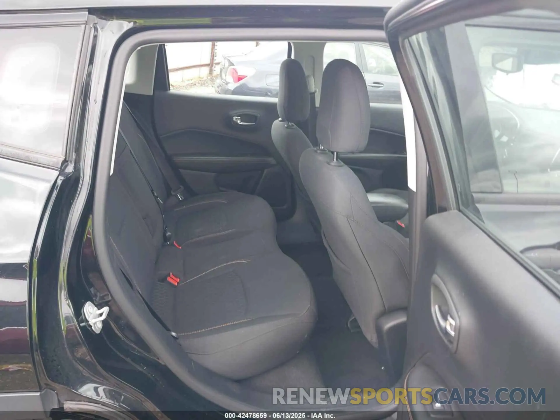 8 Photograph of a damaged car 3C4NJCAB0KT624004 JEEP COMPASS 2019