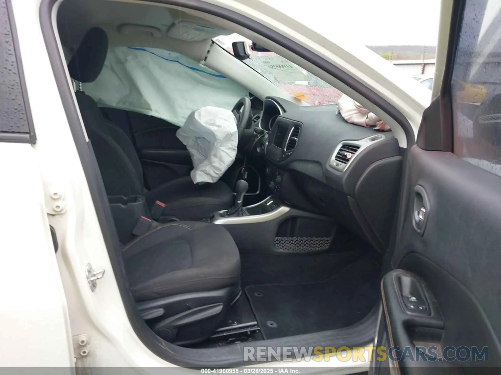 5 Фотография поврежденного автомобиля 3C4NJCAB1KT637294 JEEP COMPASS 2019