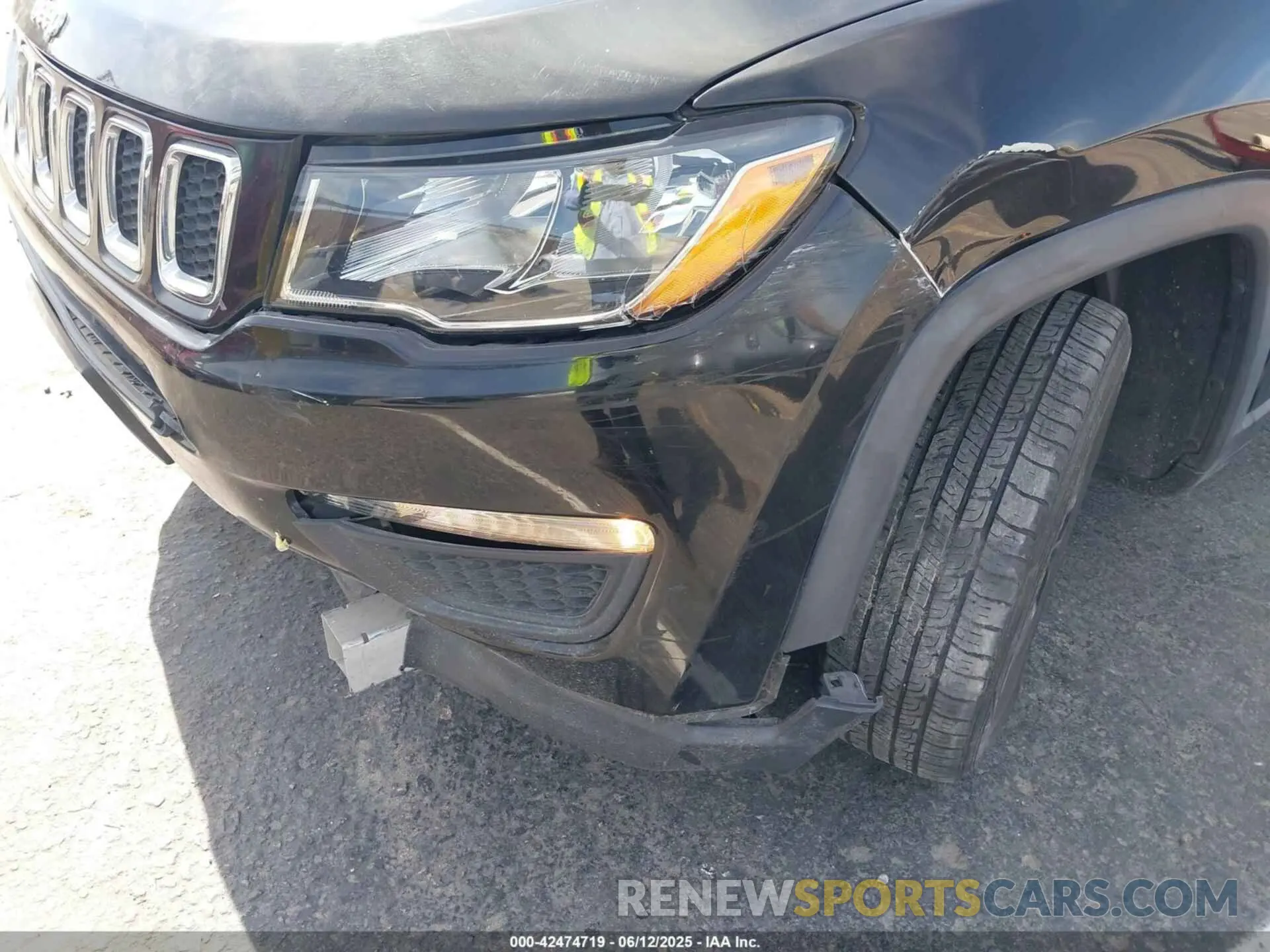 18 Photograph of a damaged car 3C4NJCAB8KT652360 JEEP COMPASS 2019