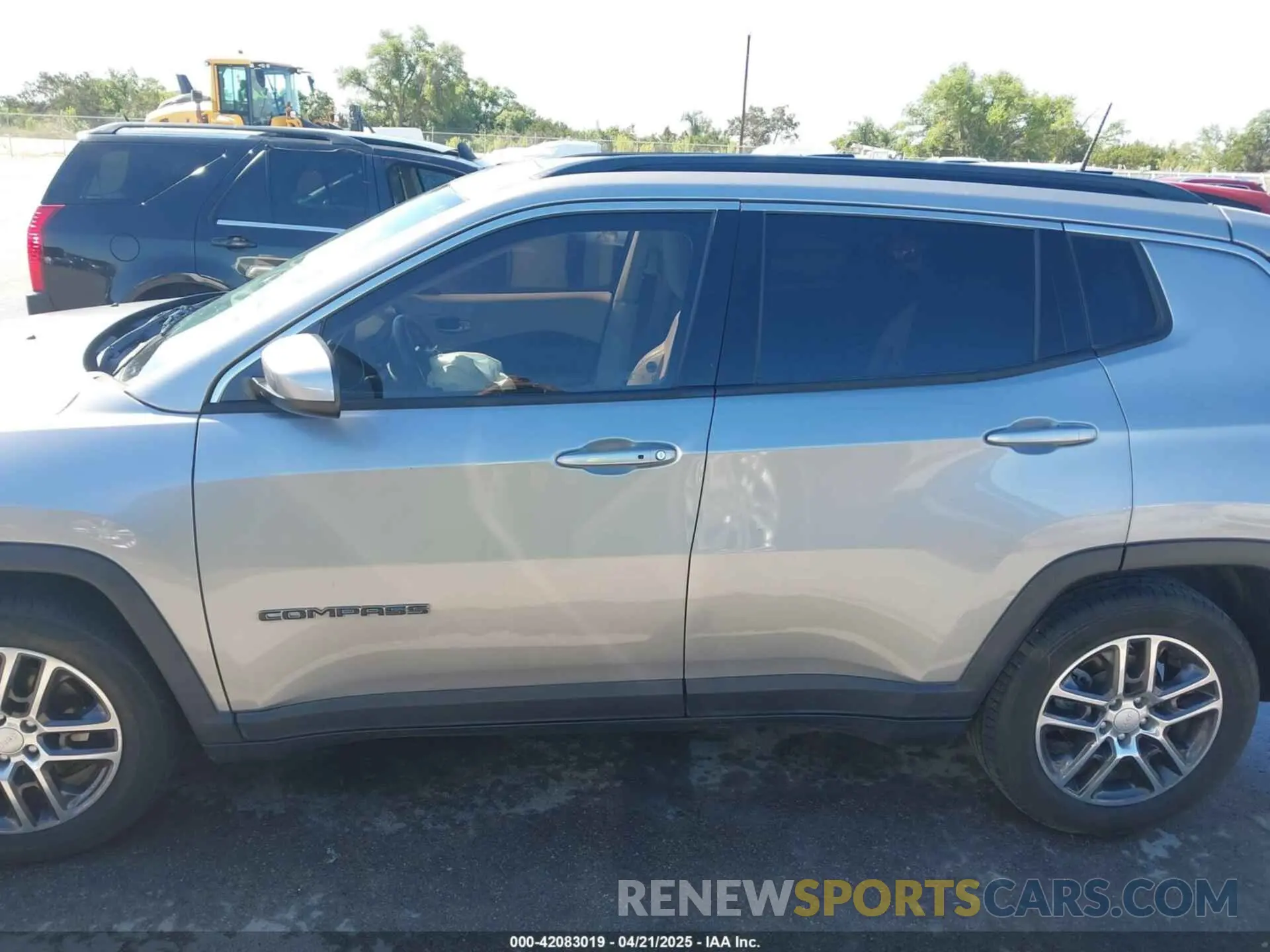15 Photograph of a damaged car 3C4NJCBB1KT819754 JEEP COMPASS 2019