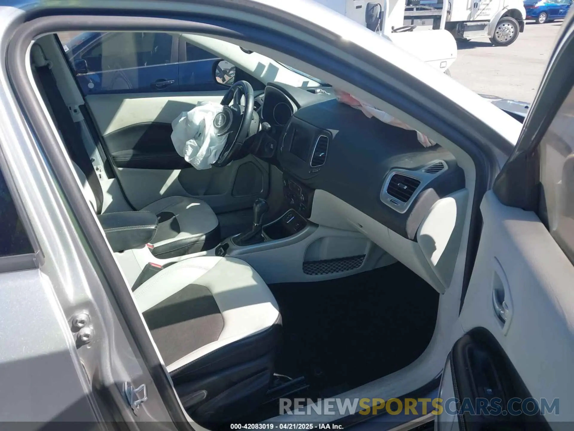 5 Photograph of a damaged car 3C4NJCBB1KT819754 JEEP COMPASS 2019
