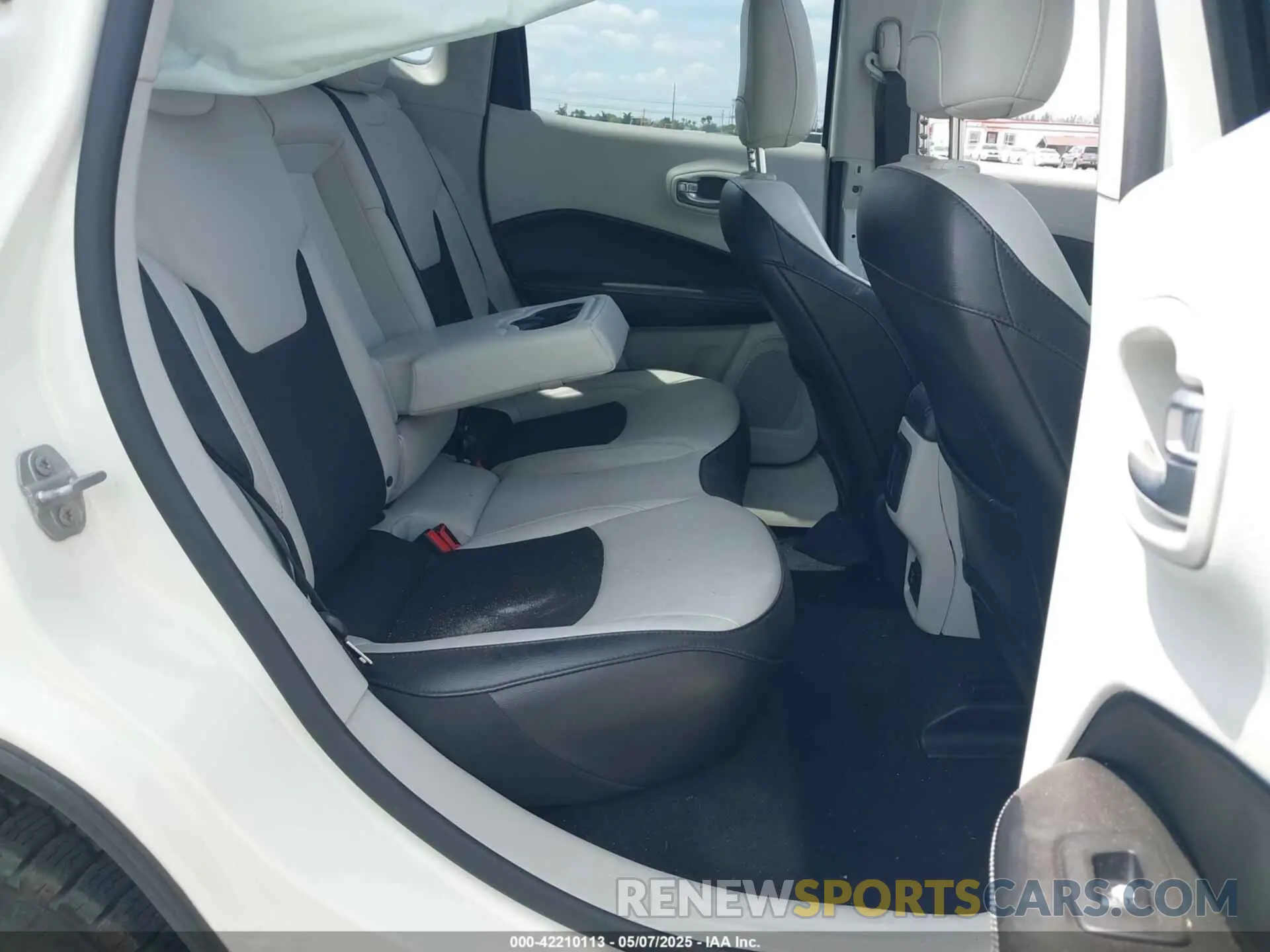 8 Photograph of a damaged car 3C4NJCBB3KT832196 JEEP COMPASS 2019