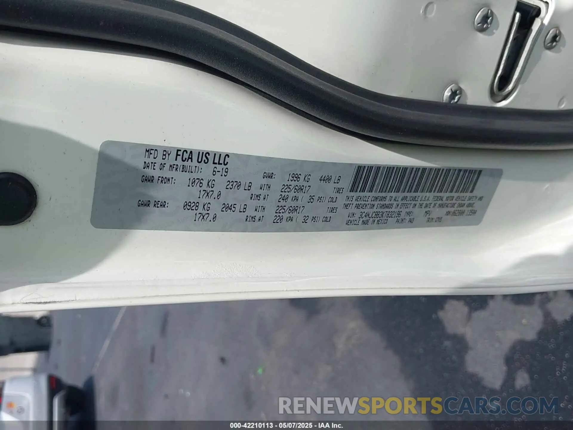 9 Photograph of a damaged car 3C4NJCBB3KT832196 JEEP COMPASS 2019