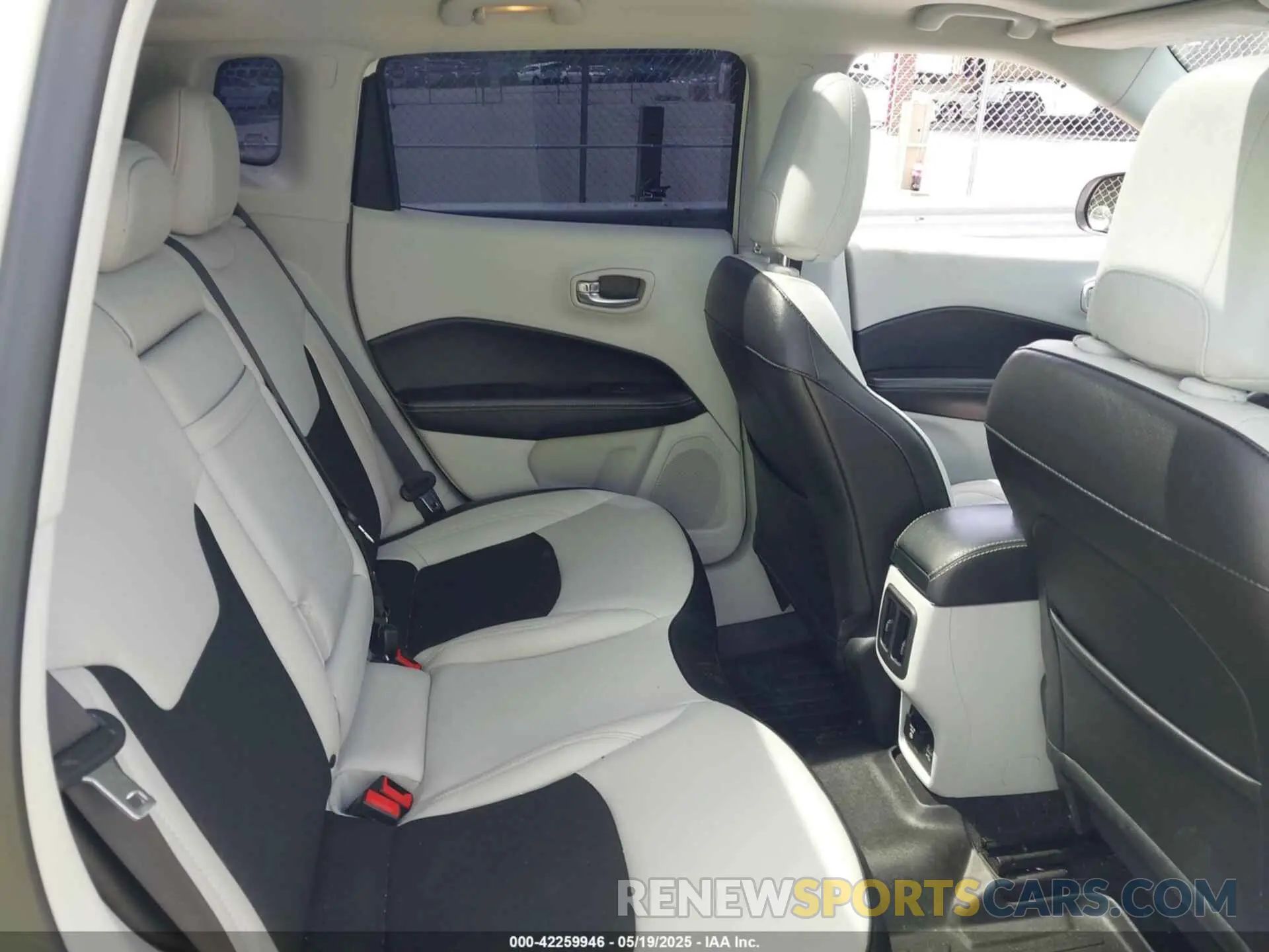 8 Photograph of a damaged car 3C4NJCBB3KT832263 JEEP COMPASS 2019