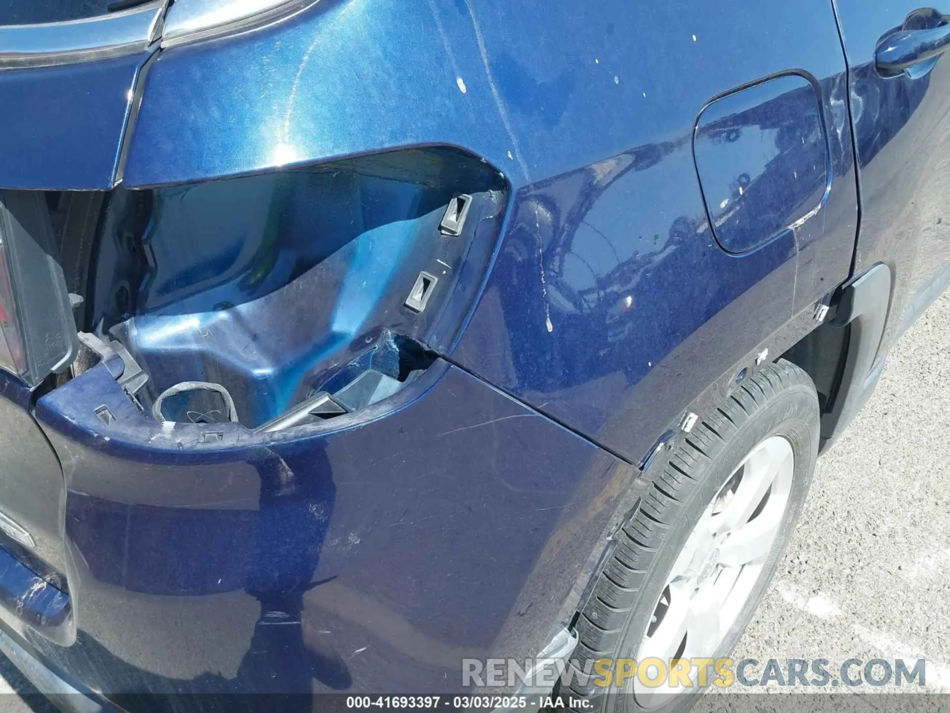 19 Photograph of a damaged car 3C4NJCBB4KT844258 JEEP COMPASS 2019
