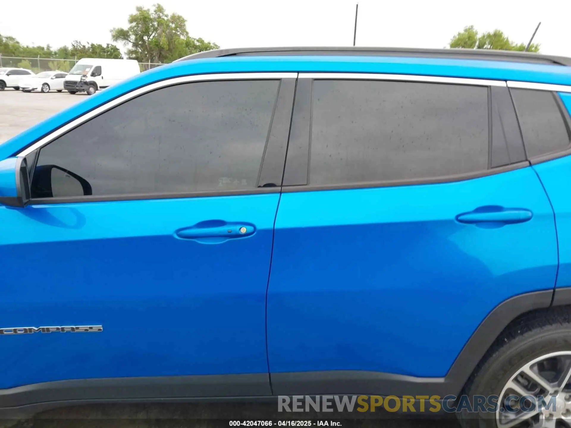 14 Photograph of a damaged car 3C4NJCBB5KT782420 JEEP COMPASS 2019