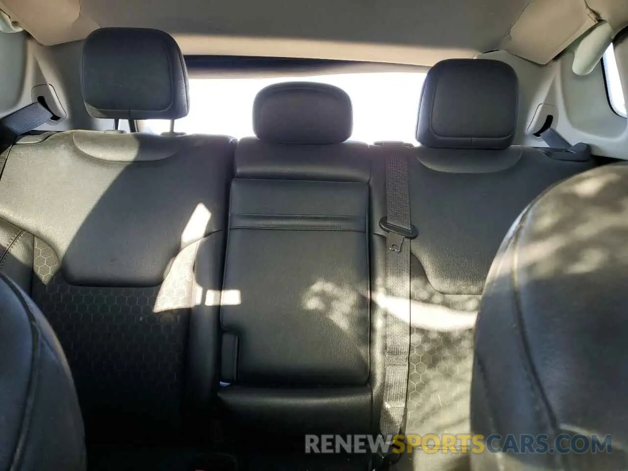 10 Photograph of a damaged car 3C4NJCBB7KT658195 JEEP COMPASS 2019