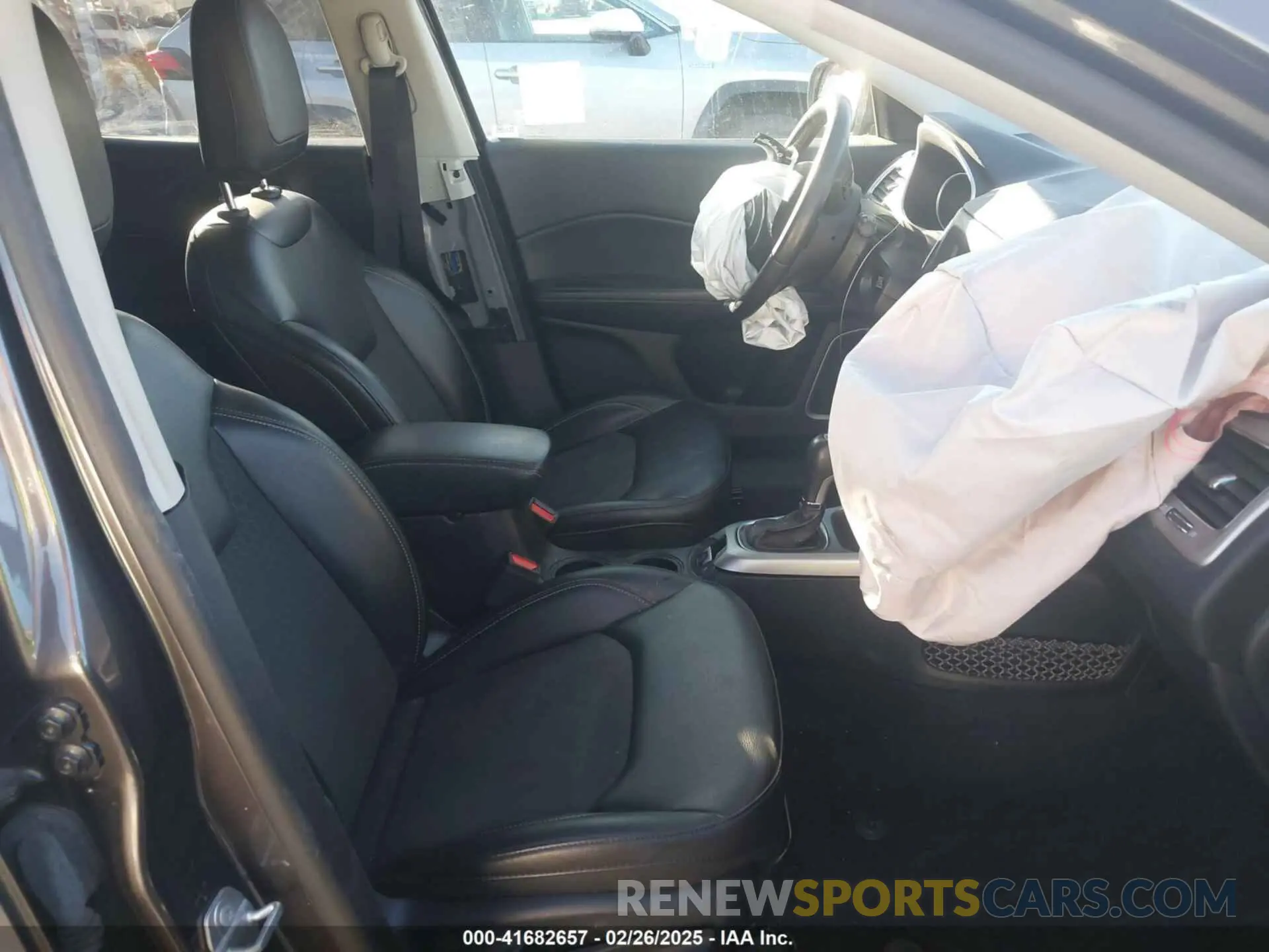 5 Photograph of a damaged car 3C4NJCBB7KT782371 JEEP COMPASS 2019
