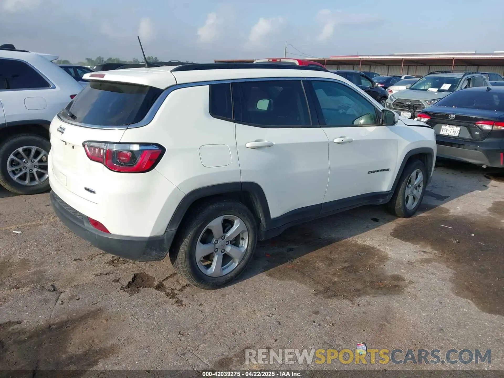 4 Photograph of a damaged car 3C4NJCBB9KT677508 JEEP COMPASS 2019