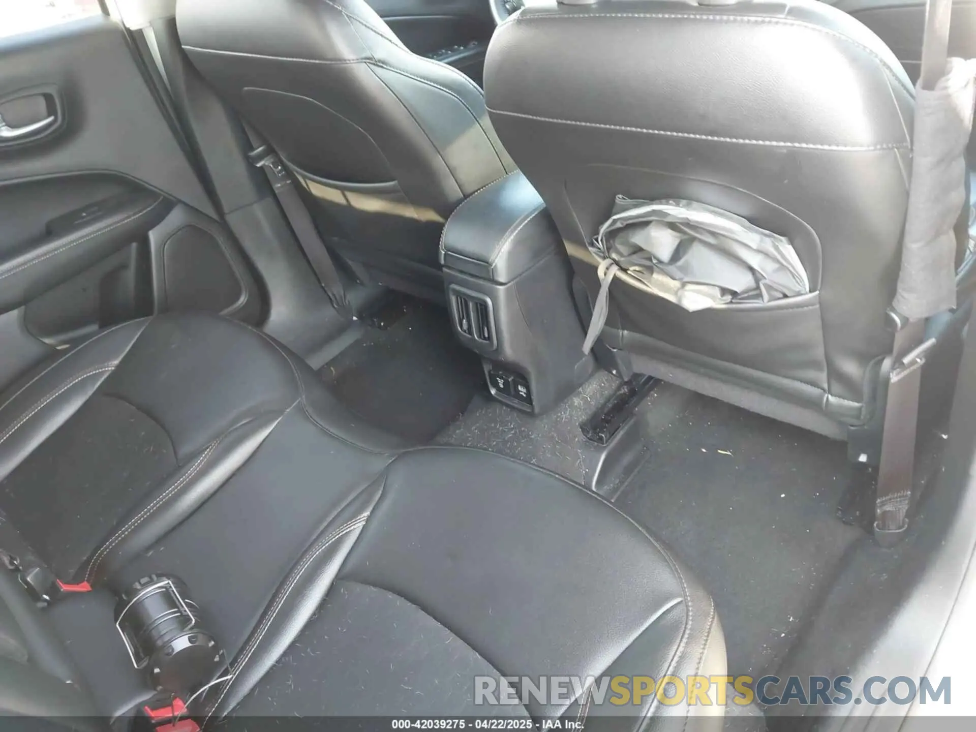 8 Photograph of a damaged car 3C4NJCBB9KT677508 JEEP COMPASS 2019