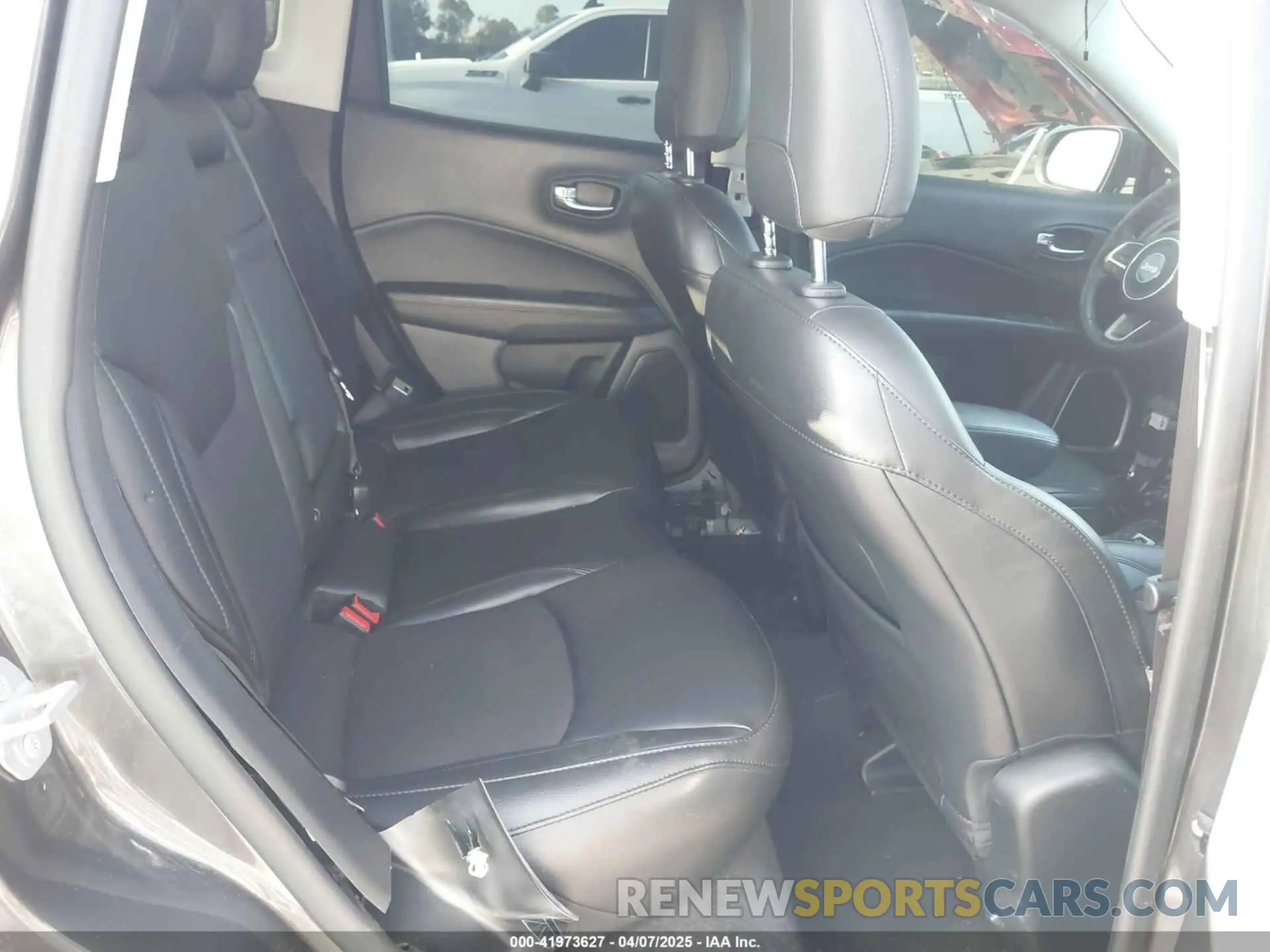 8 Photograph of a damaged car 3C4NJCBB9KT832669 JEEP COMPASS 2019