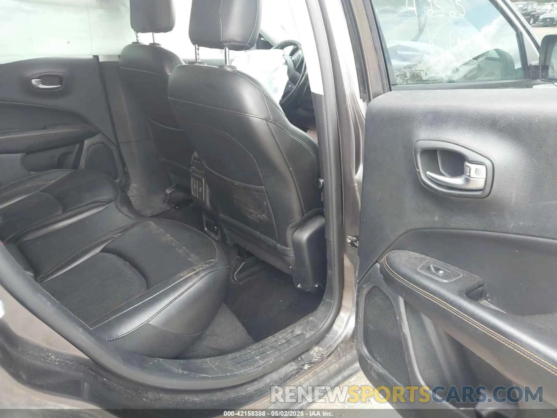 8 Photograph of a damaged car 3C4NJCCB1KT699081 JEEP COMPASS 2019