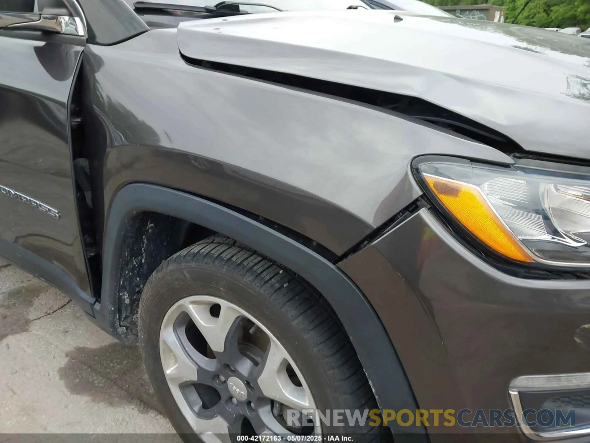 18 Photograph of a damaged car 3C4NJCCB7KT777783 JEEP COMPASS 2019