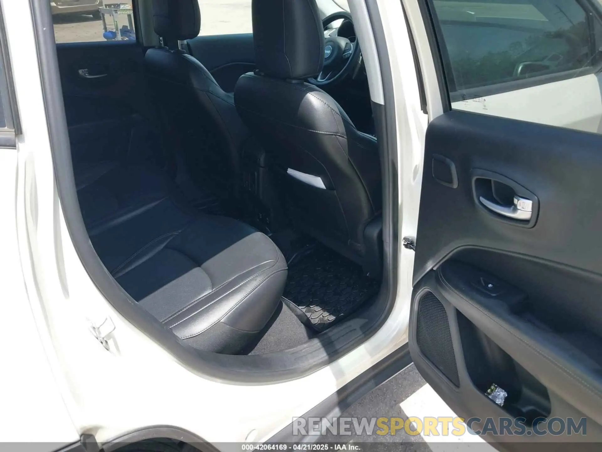 8 Фотография поврежденного автомобиля 3C4NJCCB8KT757610 JEEP COMPASS 2019