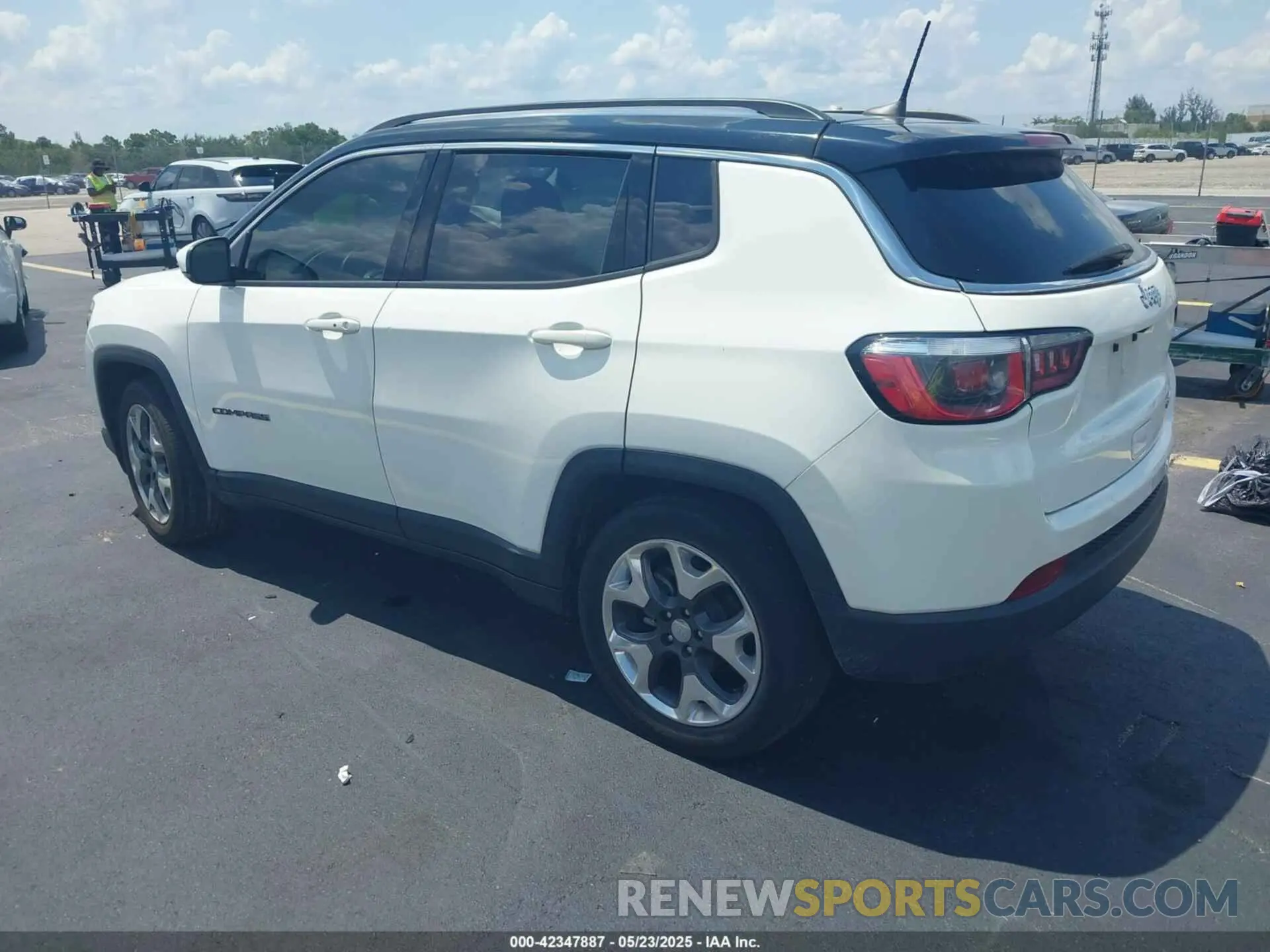 3 Photograph of a damaged car 3C4NJCCBXKT725774 JEEP COMPASS 2019