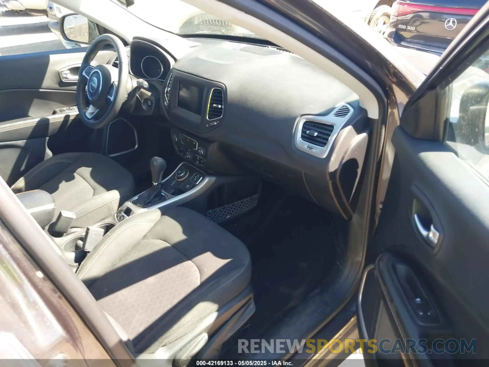 5 Photograph of a damaged car 3C4NJDAB8KT595602 JEEP COMPASS 2019
