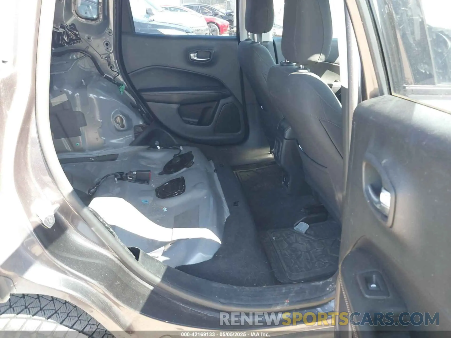 8 Photograph of a damaged car 3C4NJDAB8KT595602 JEEP COMPASS 2019