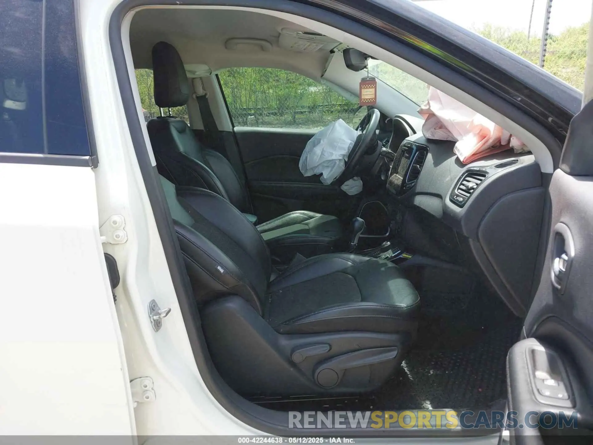5 Photograph of a damaged car 3C4NJDBB1KT629829 JEEP COMPASS 2019