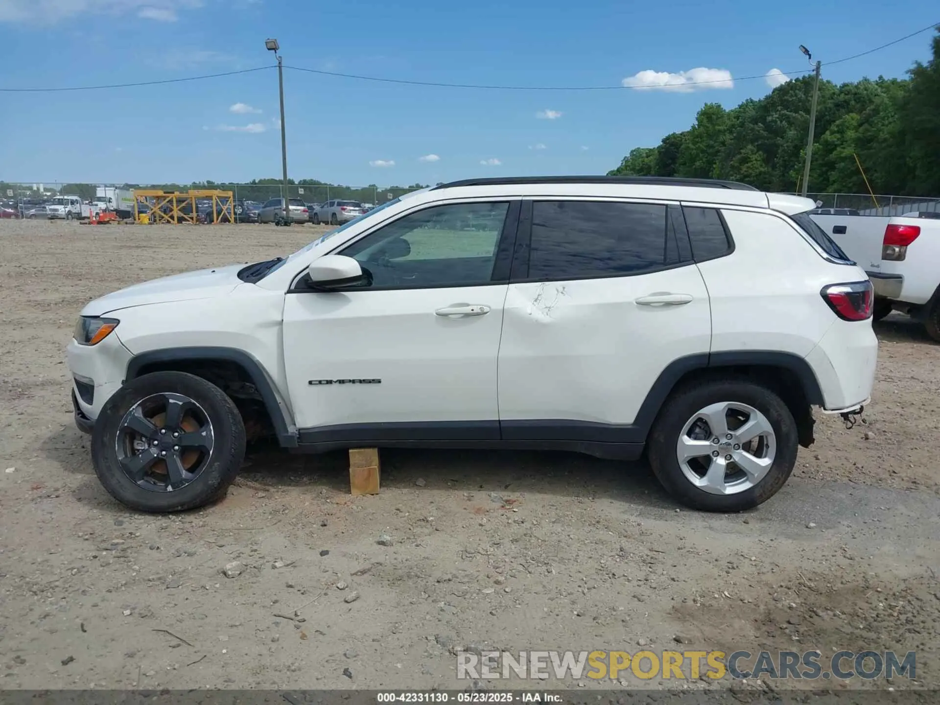 15 Photograph of a damaged car 3C4NJDBB1KT639082 JEEP COMPASS 2019