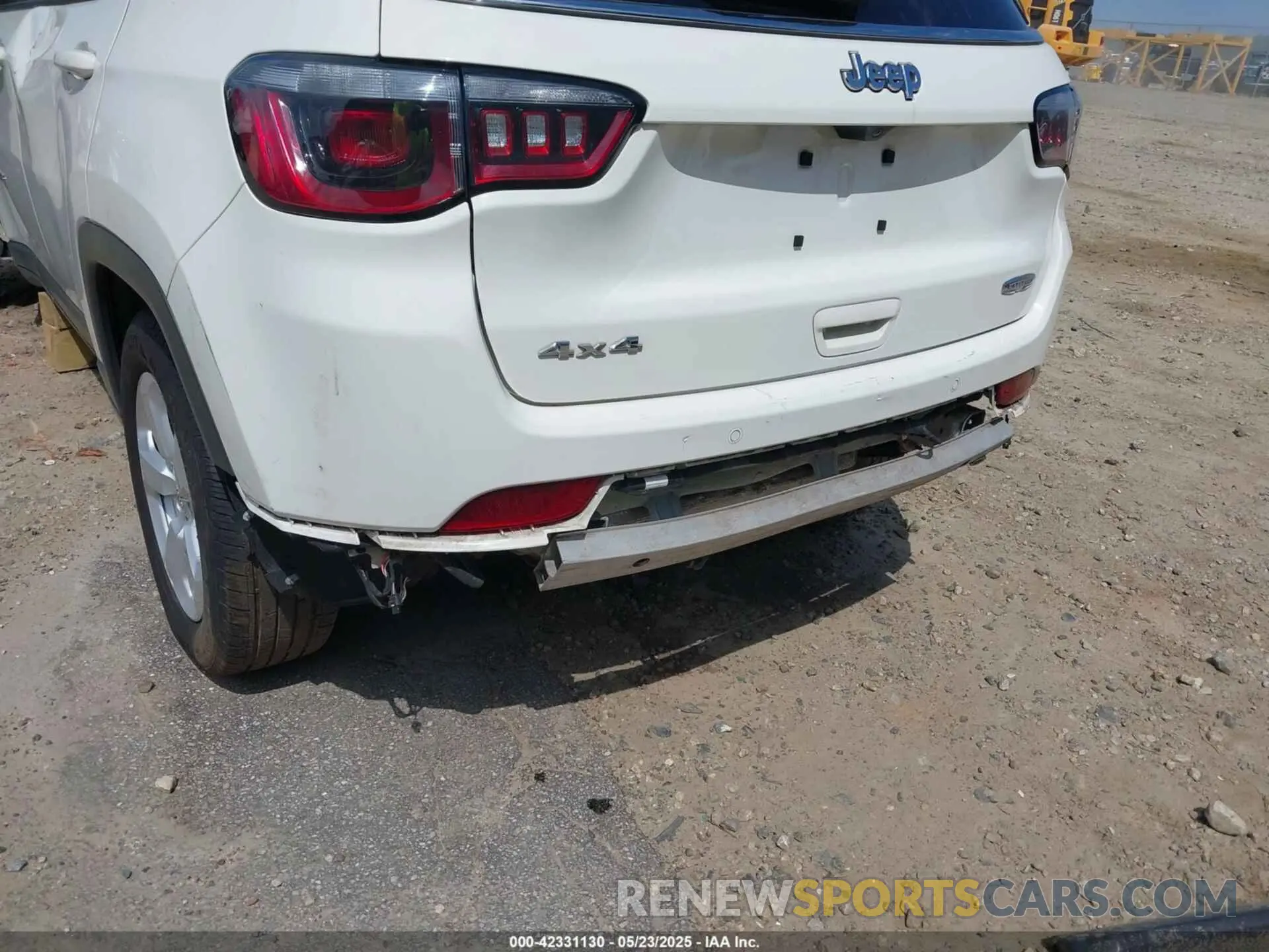 18 Photograph of a damaged car 3C4NJDBB1KT639082 JEEP COMPASS 2019