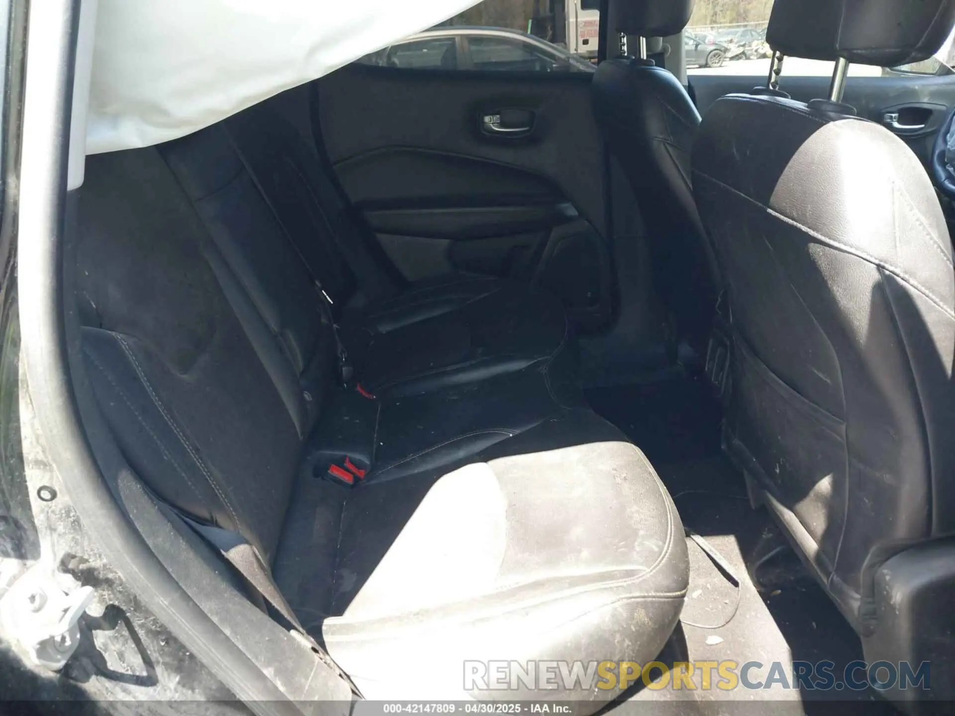 8 Photograph of a damaged car 3C4NJDBB2KT593620 JEEP COMPASS 2019