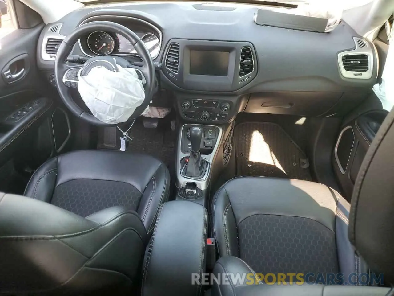 8 Фотография поврежденного автомобиля 3C4NJDBB2KT697055 JEEP COMPASS 2019