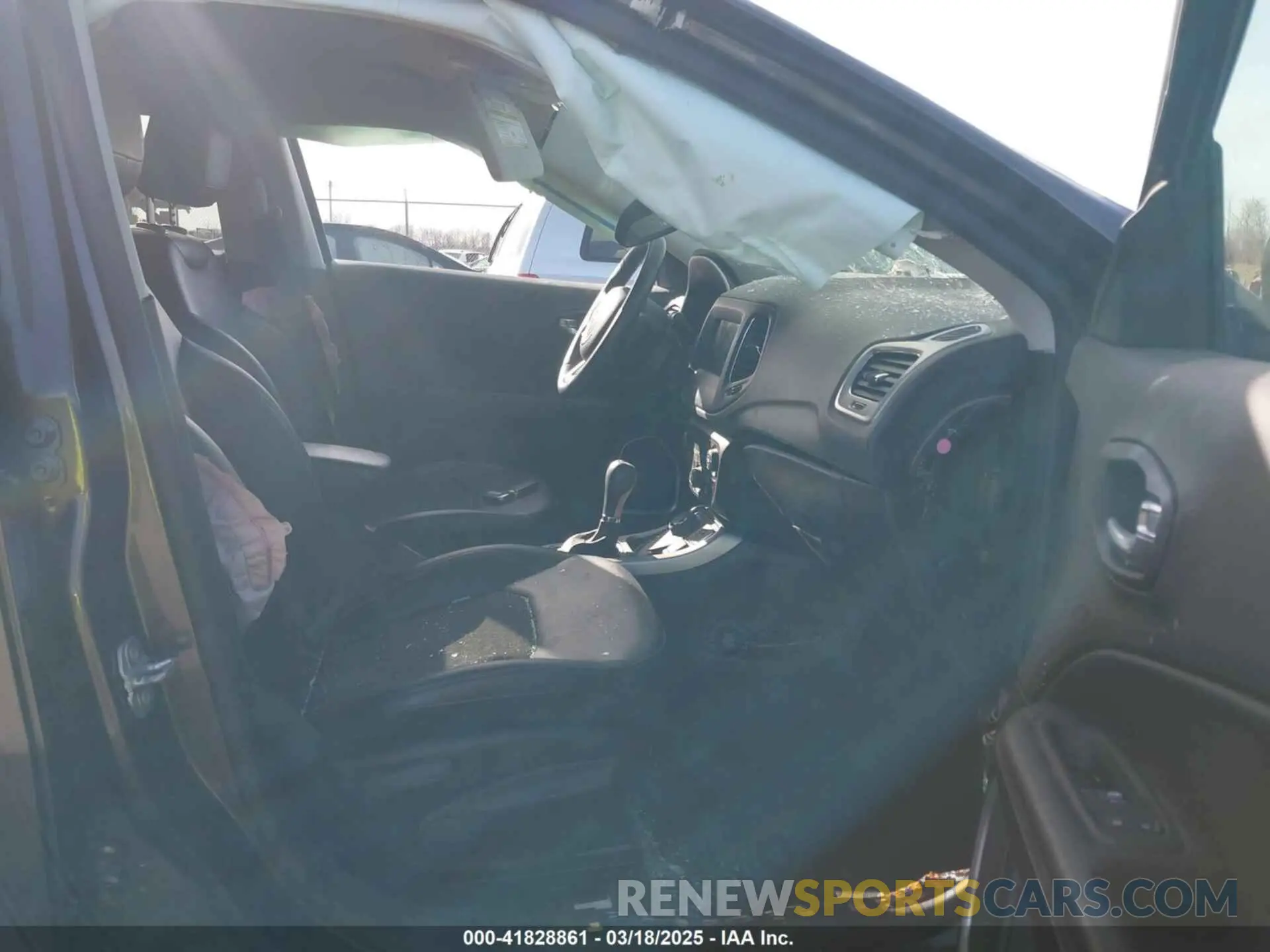 5 Photograph of a damaged car 3C4NJDBB2KT760879 JEEP COMPASS 2019