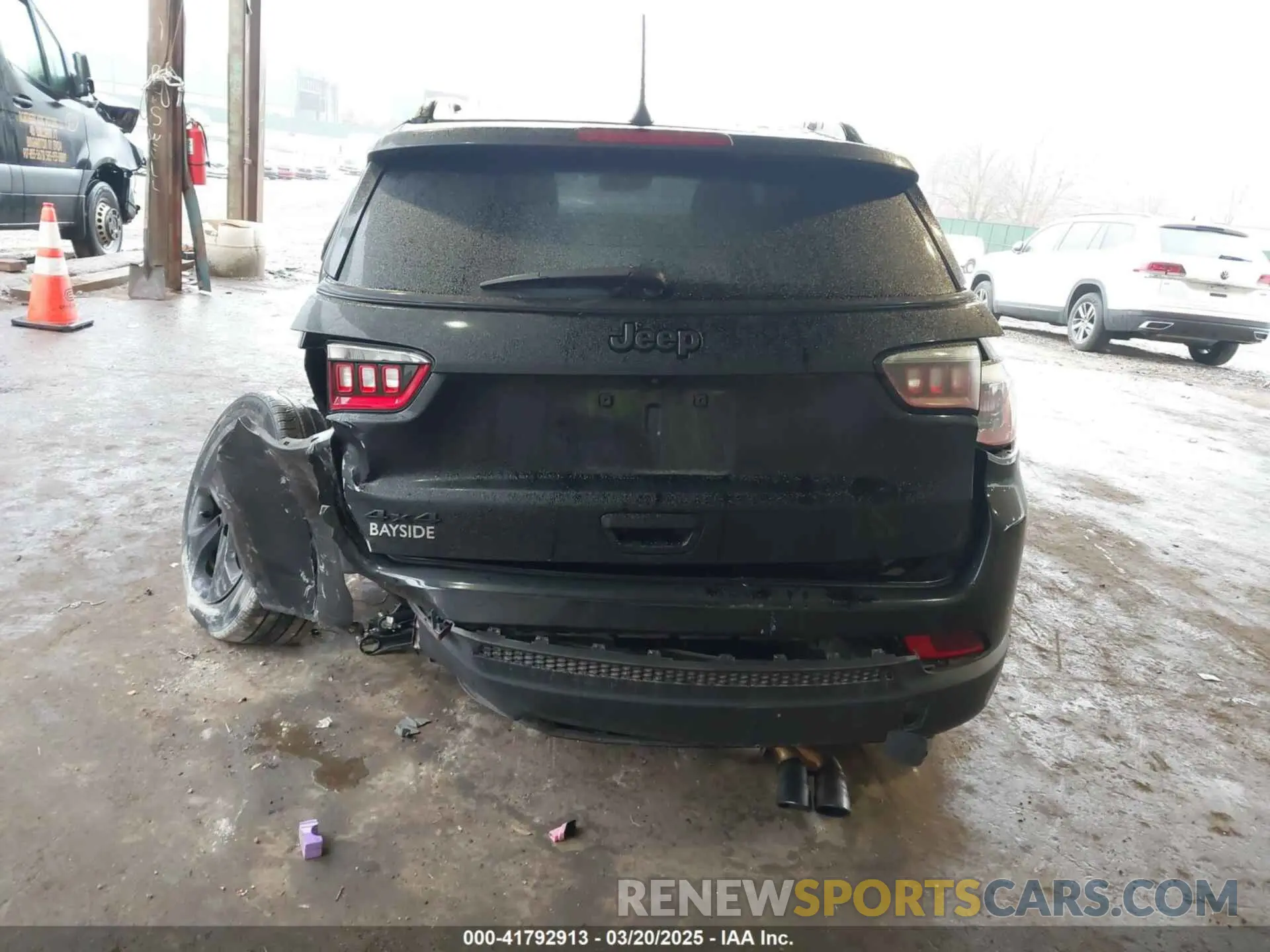 17 Photograph of a damaged car 3C4NJDBB2KT839193 JEEP COMPASS 2019