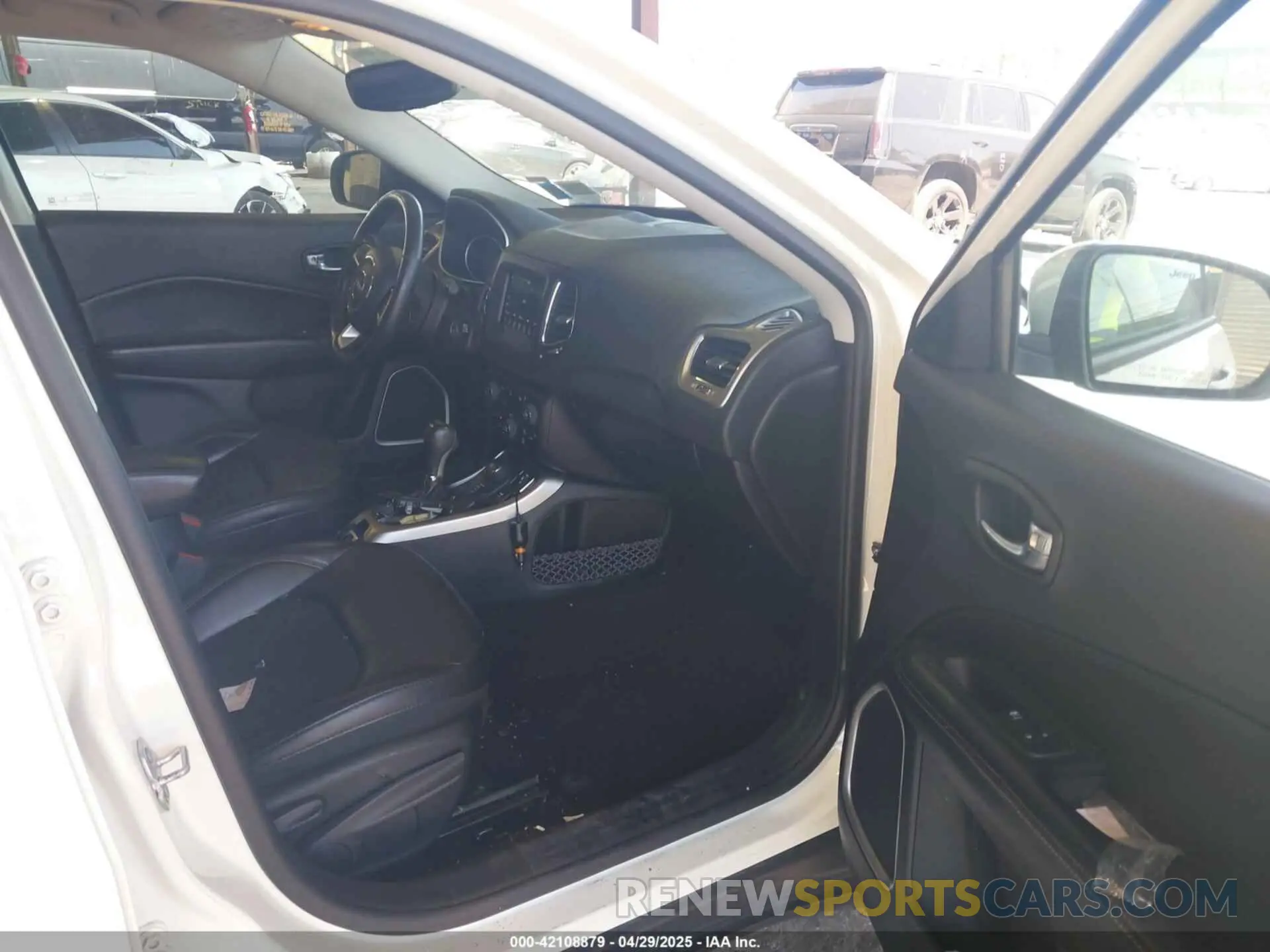 5 Photograph of a damaged car 3C4NJDBB3KT654263 JEEP COMPASS 2019