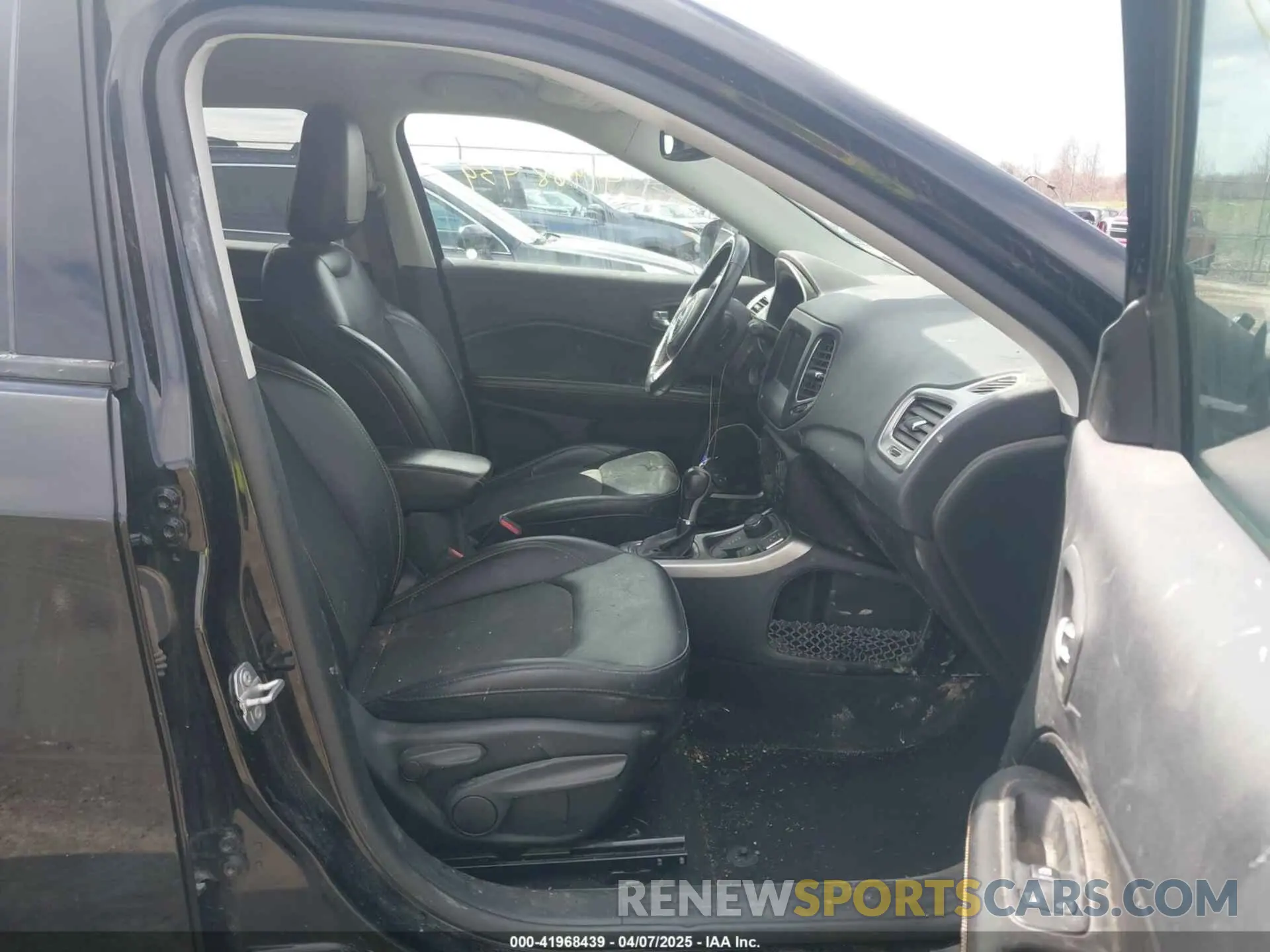 5 Photograph of a damaged car 3C4NJDBB3KT654330 JEEP COMPASS 2019