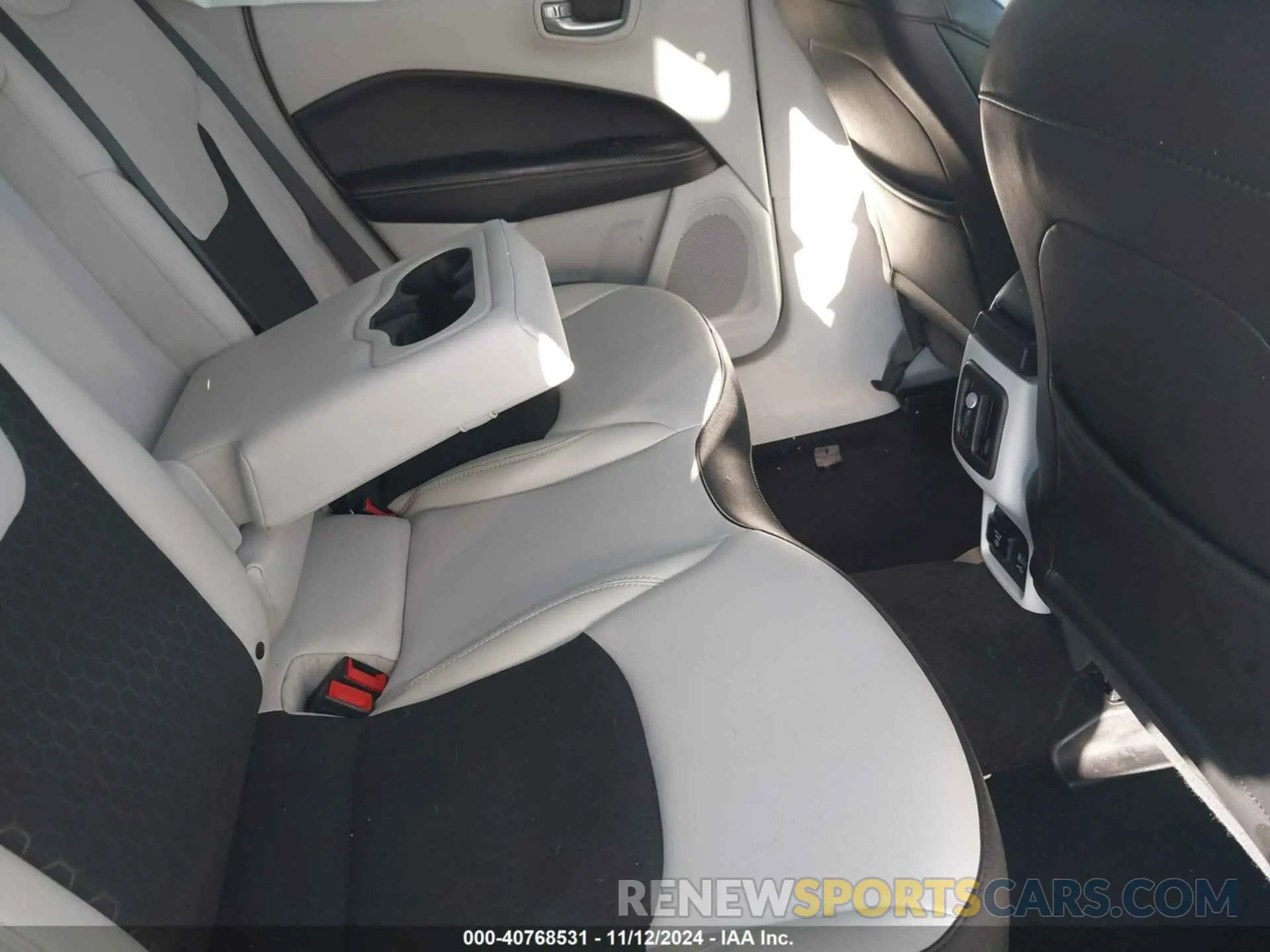 8 Photograph of a damaged car 3C4NJDBB5KT704564 JEEP COMPASS 2019