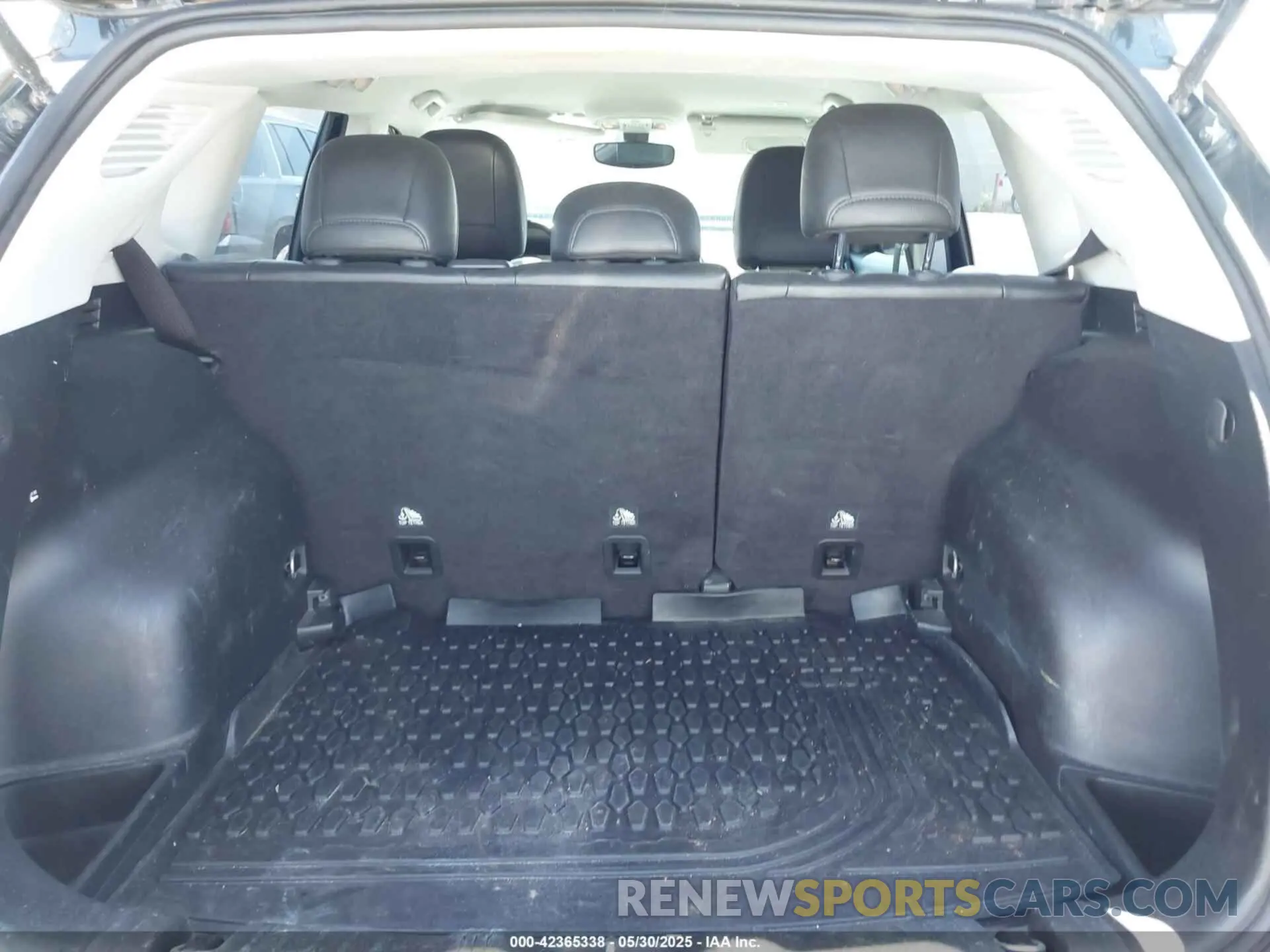 17 Photograph of a damaged car 3C4NJDBB7KT723889 JEEP COMPASS 2019