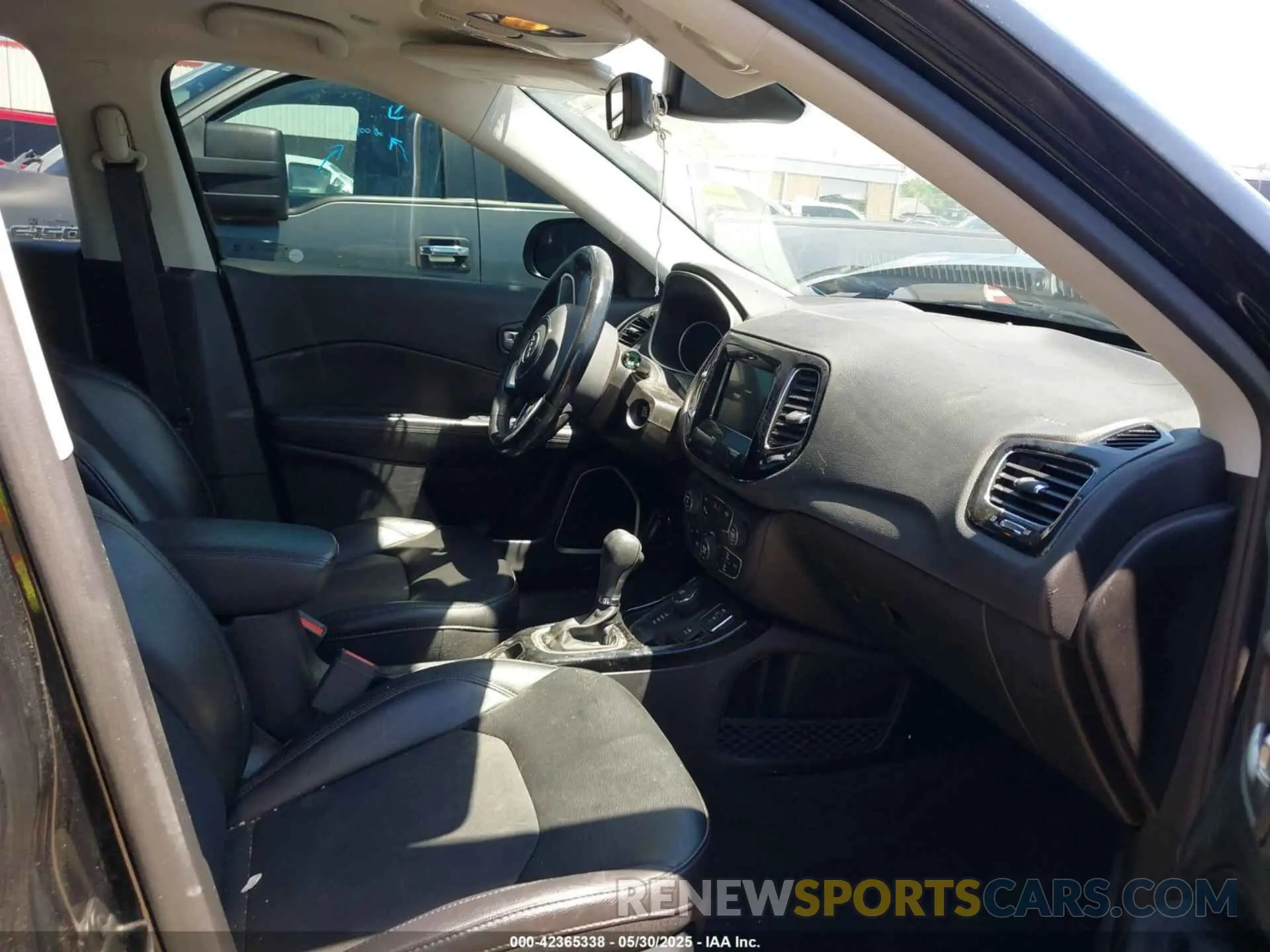 5 Photograph of a damaged car 3C4NJDBB7KT723889 JEEP COMPASS 2019