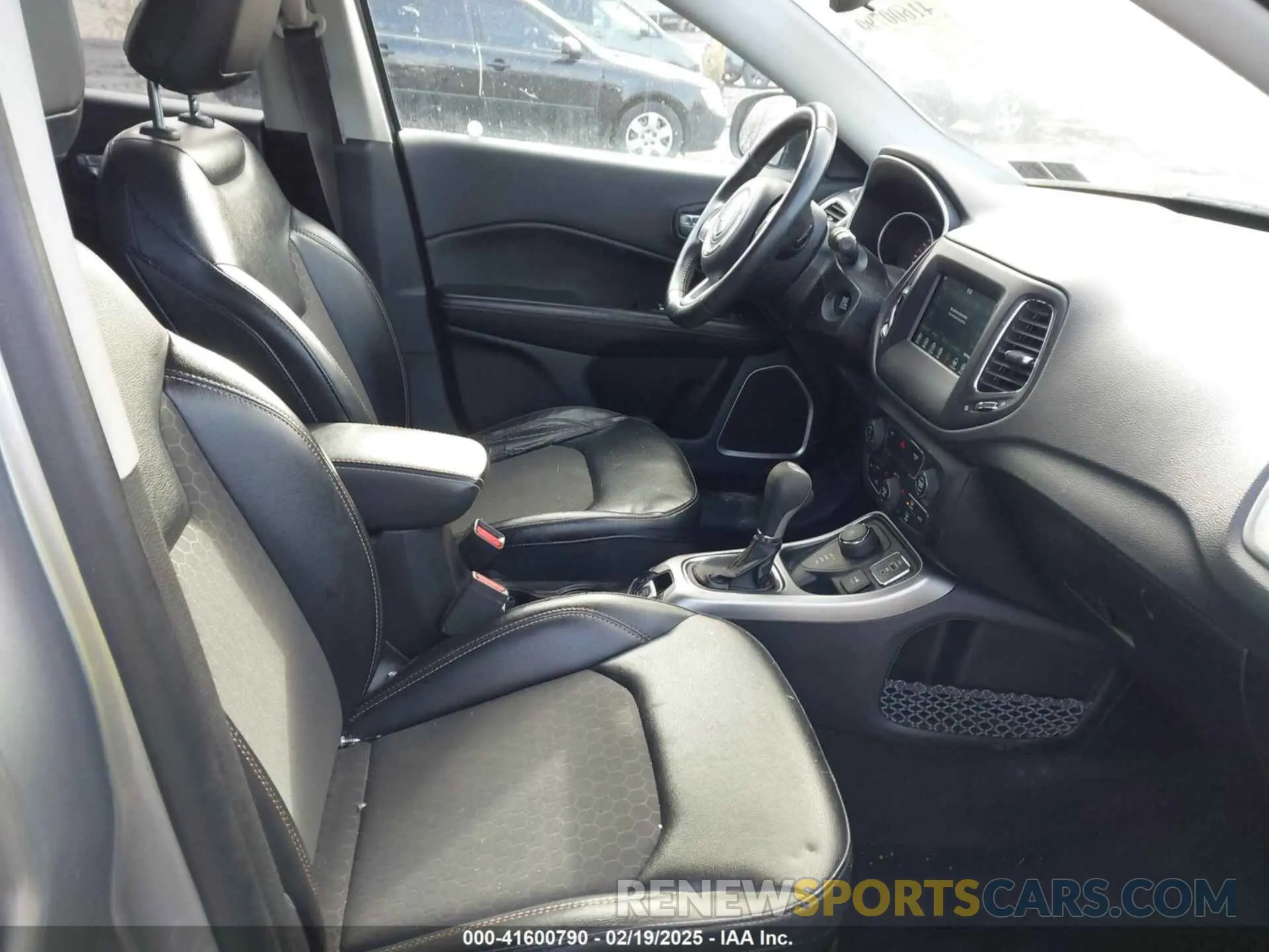 5 Photograph of a damaged car 3C4NJDBB8KT596800 JEEP COMPASS 2019