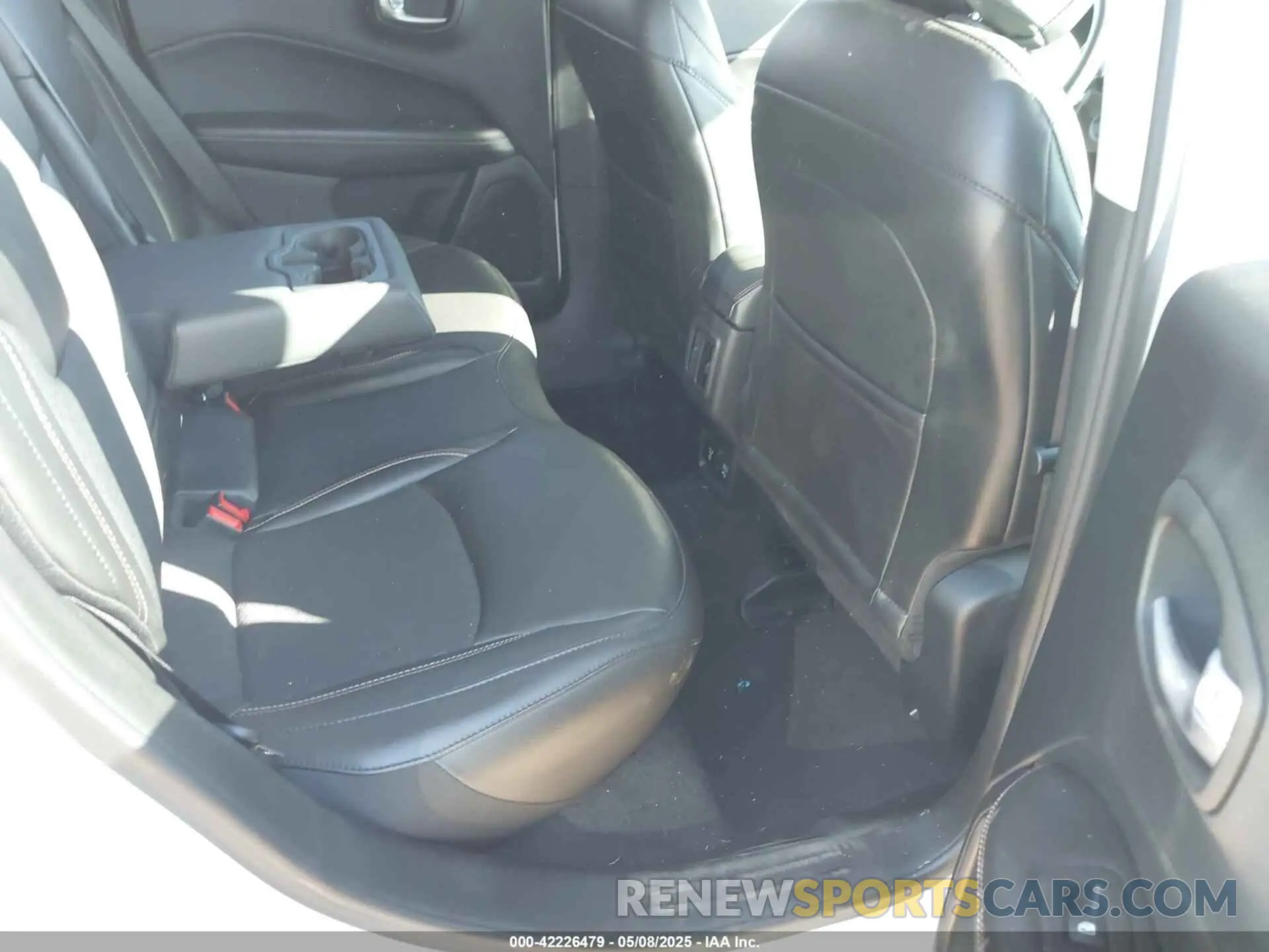8 Photograph of a damaged car 3C4NJDBBXKT682870 JEEP COMPASS 2019