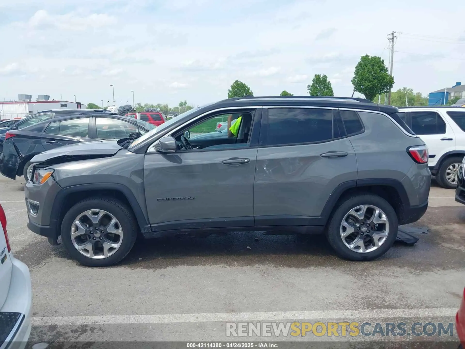 15 Photograph of a damaged car 3C4NJDCB3KT734161 JEEP COMPASS 2019