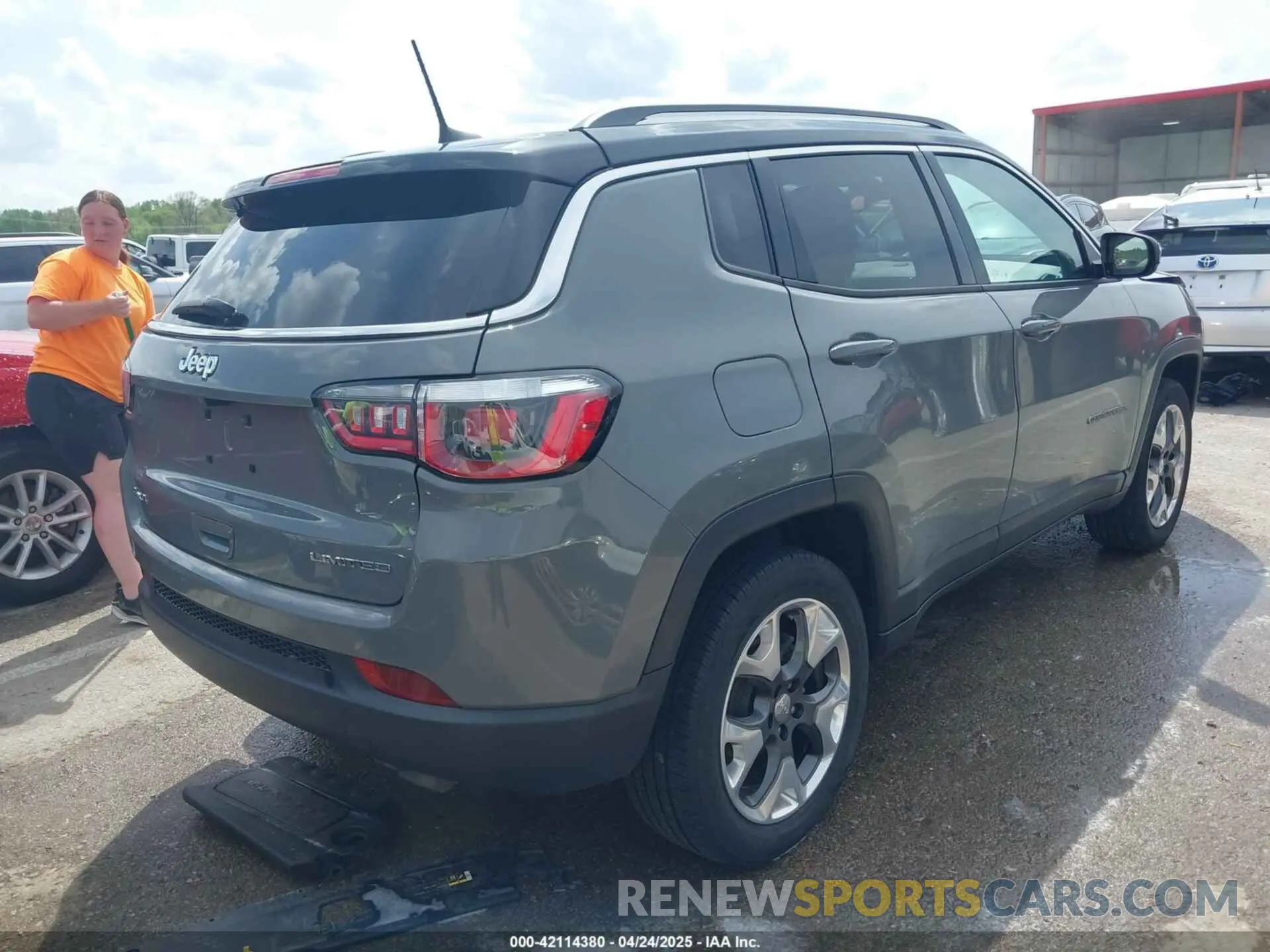 4 Photograph of a damaged car 3C4NJDCB3KT734161 JEEP COMPASS 2019