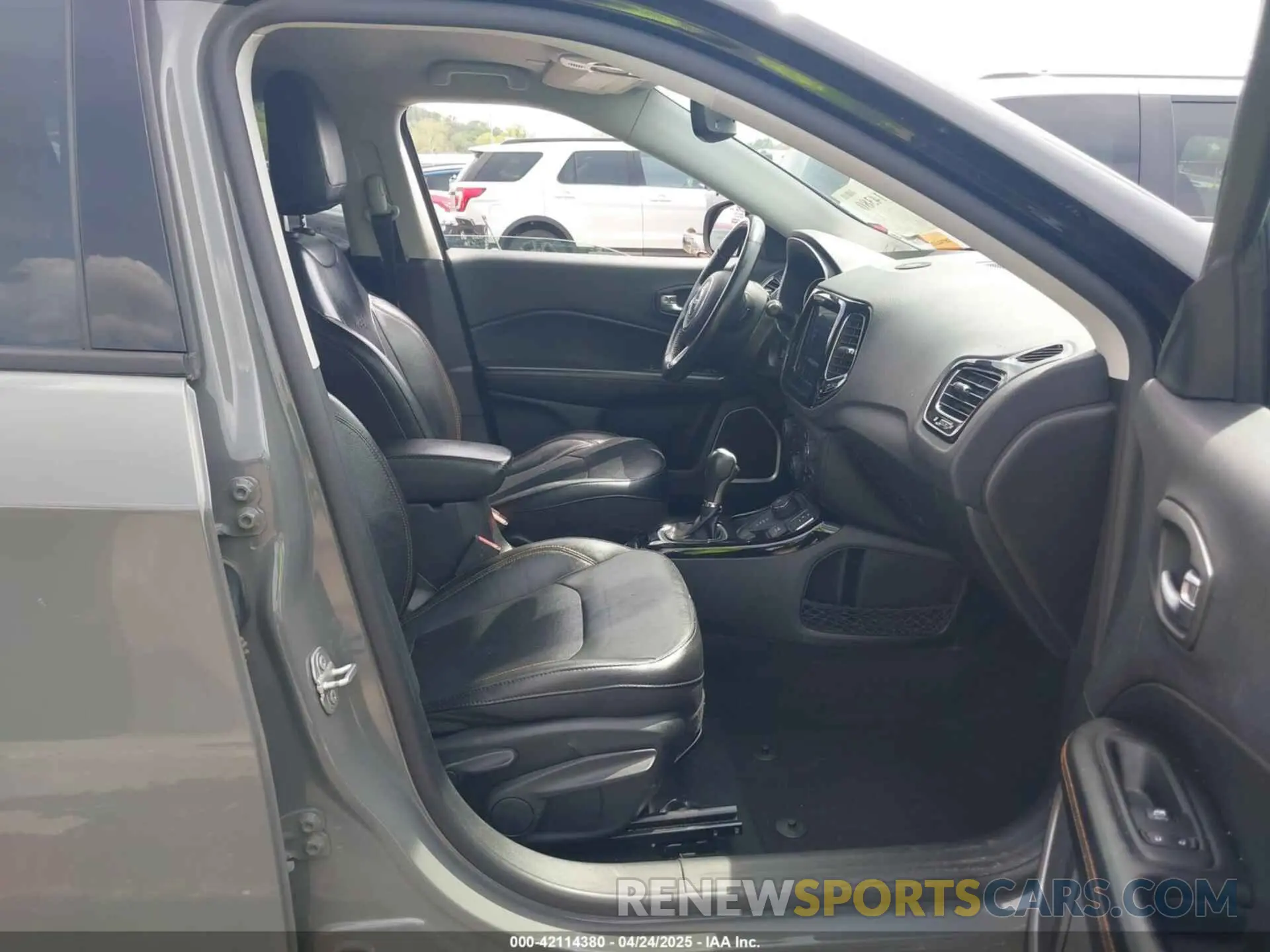 5 Photograph of a damaged car 3C4NJDCB3KT734161 JEEP COMPASS 2019