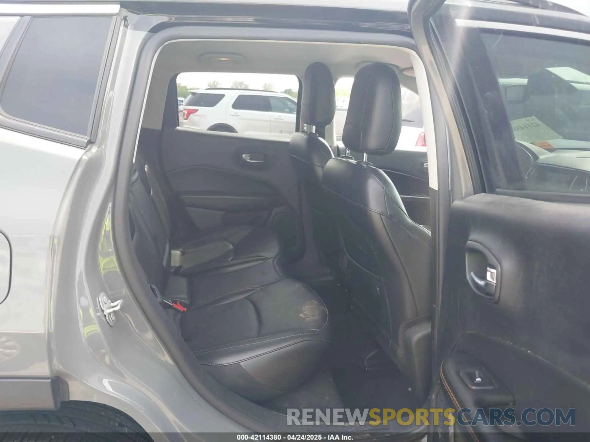 8 Photograph of a damaged car 3C4NJDCB3KT734161 JEEP COMPASS 2019