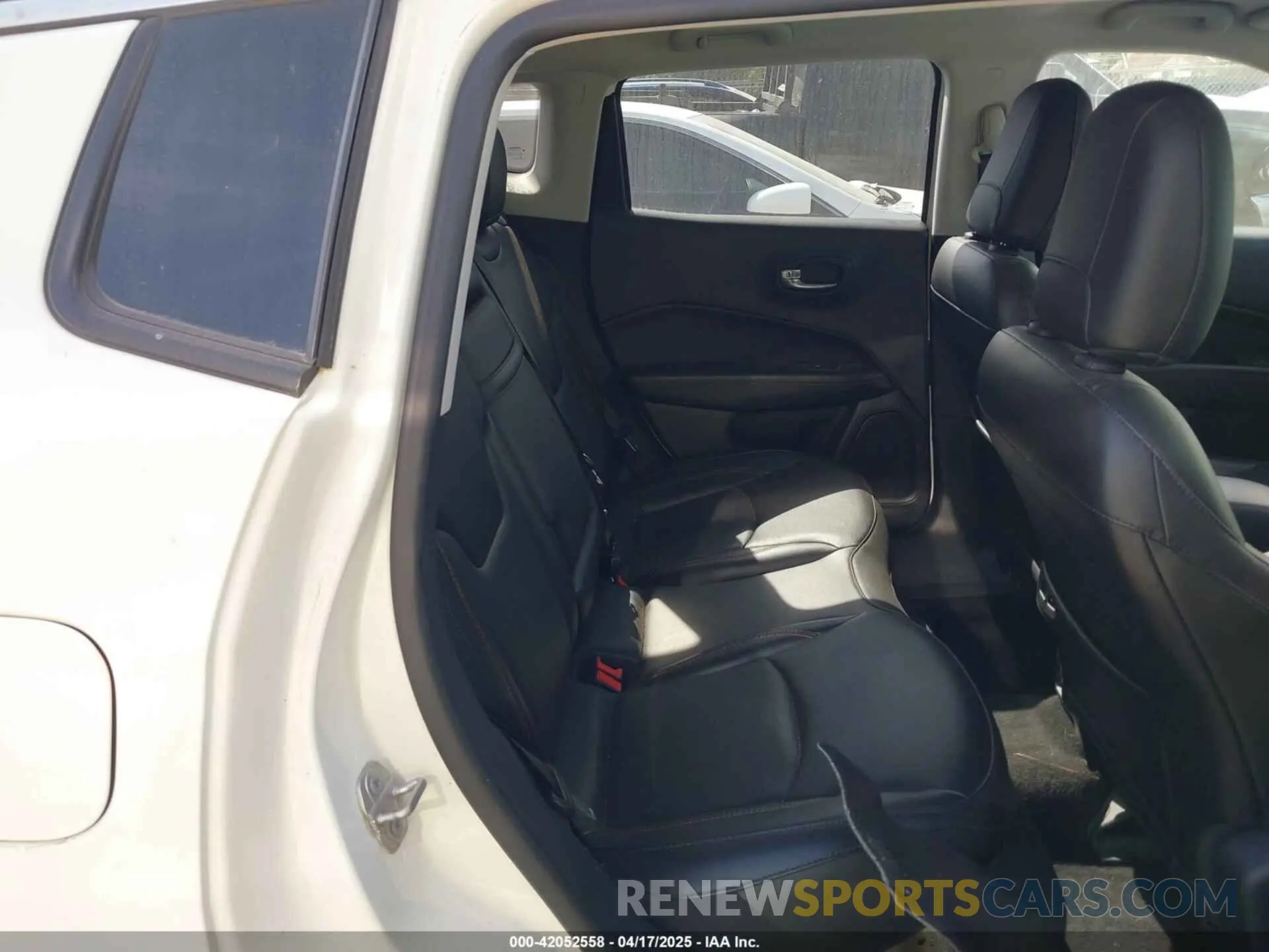 8 Photograph of a damaged car 3C4NJDCB7KT639473 JEEP COMPASS 2019