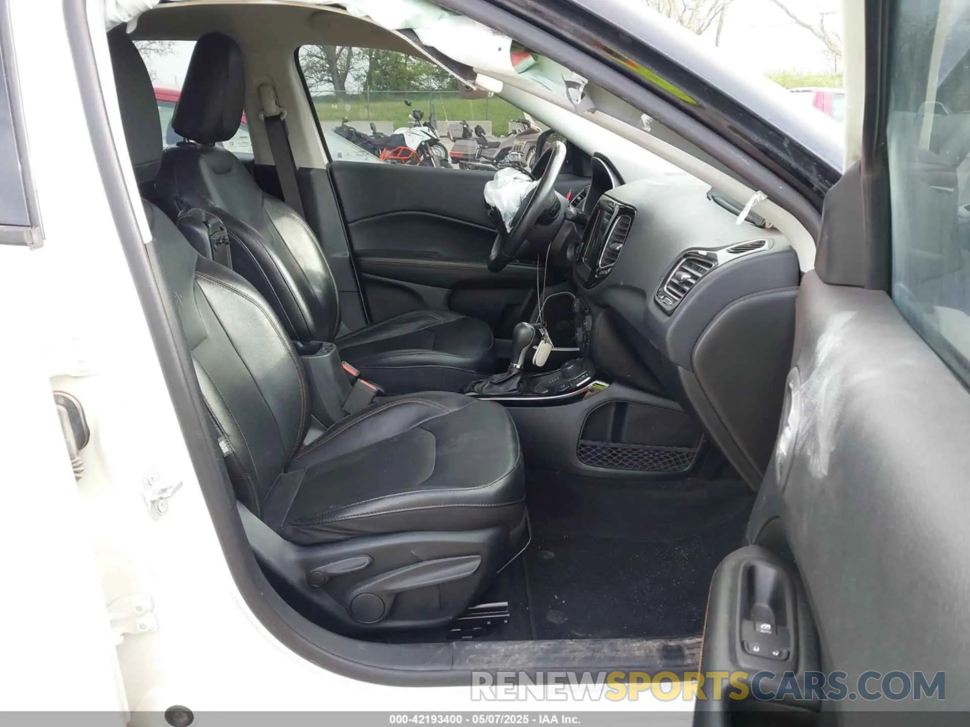 5 Photograph of a damaged car 3C4NJDCB7KT678838 JEEP COMPASS 2019
