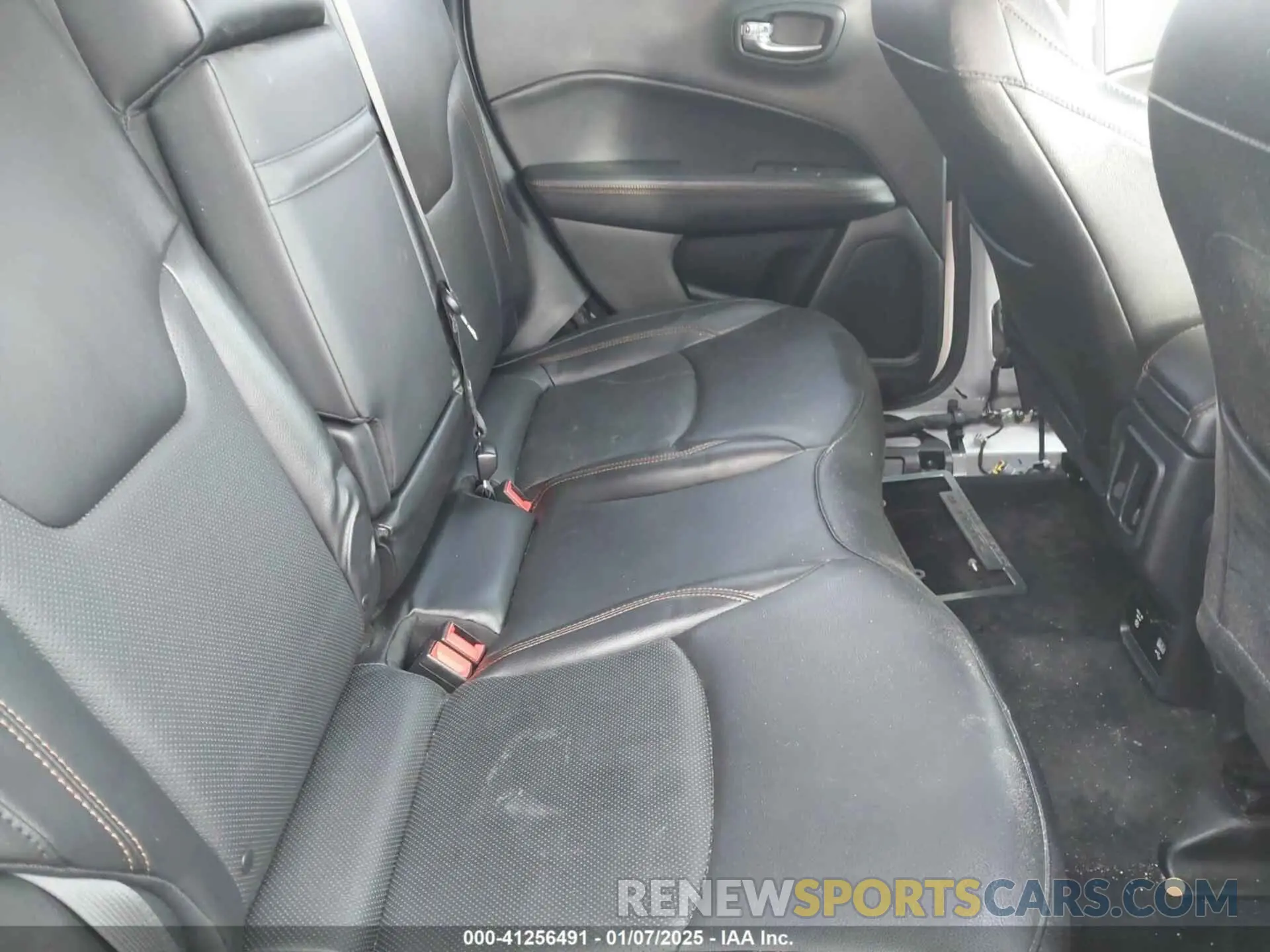8 Photograph of a damaged car 3C4NJDCB9KT842977 JEEP COMPASS 2019