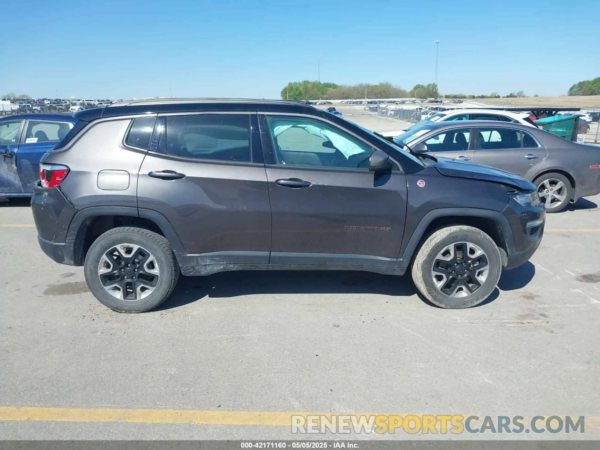 13 Photograph of a damaged car 3C4NJDDB0KT619337 JEEP COMPASS 2019