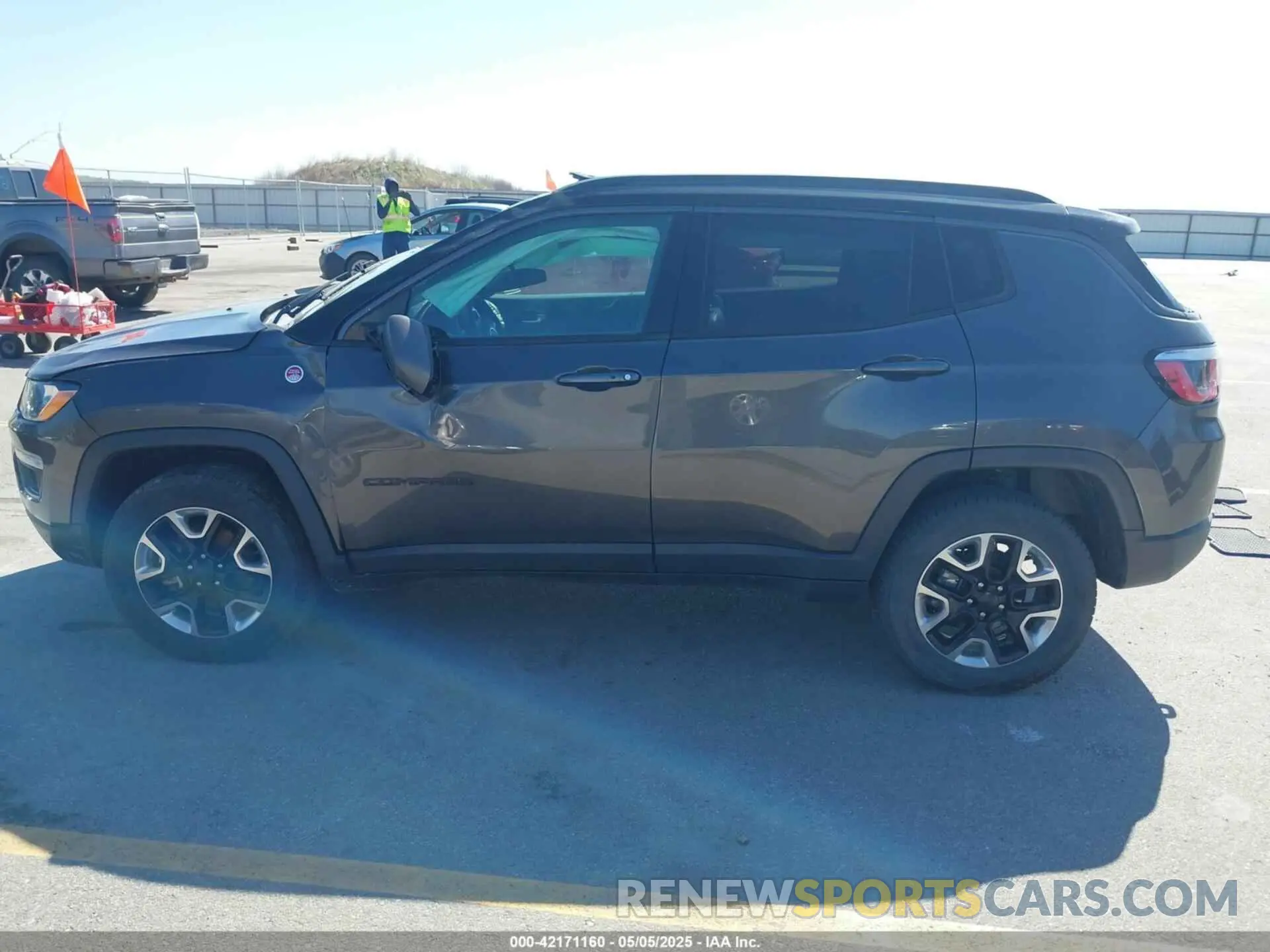 14 Photograph of a damaged car 3C4NJDDB0KT619337 JEEP COMPASS 2019