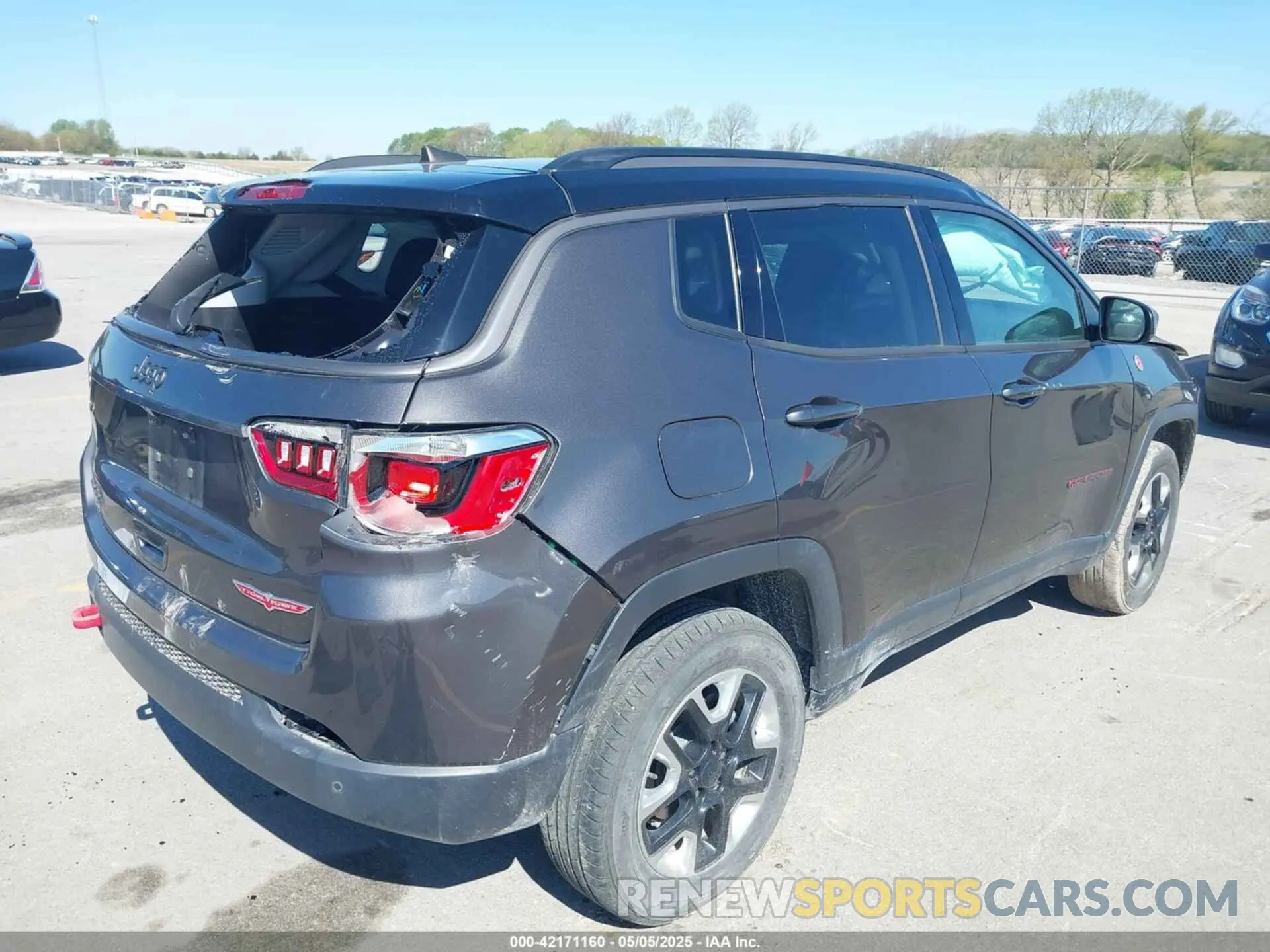 4 Photograph of a damaged car 3C4NJDDB0KT619337 JEEP COMPASS 2019