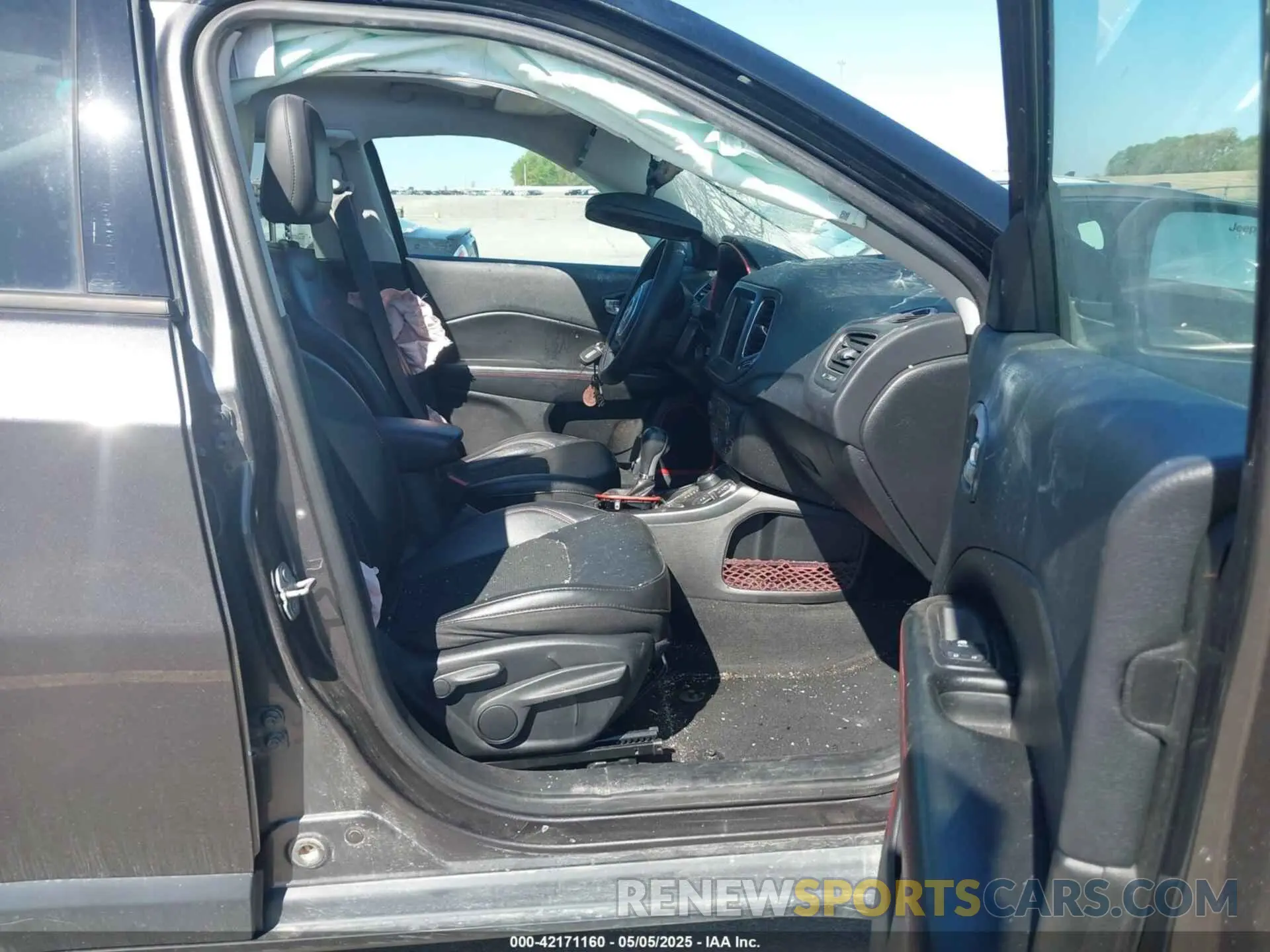 5 Photograph of a damaged car 3C4NJDDB0KT619337 JEEP COMPASS 2019